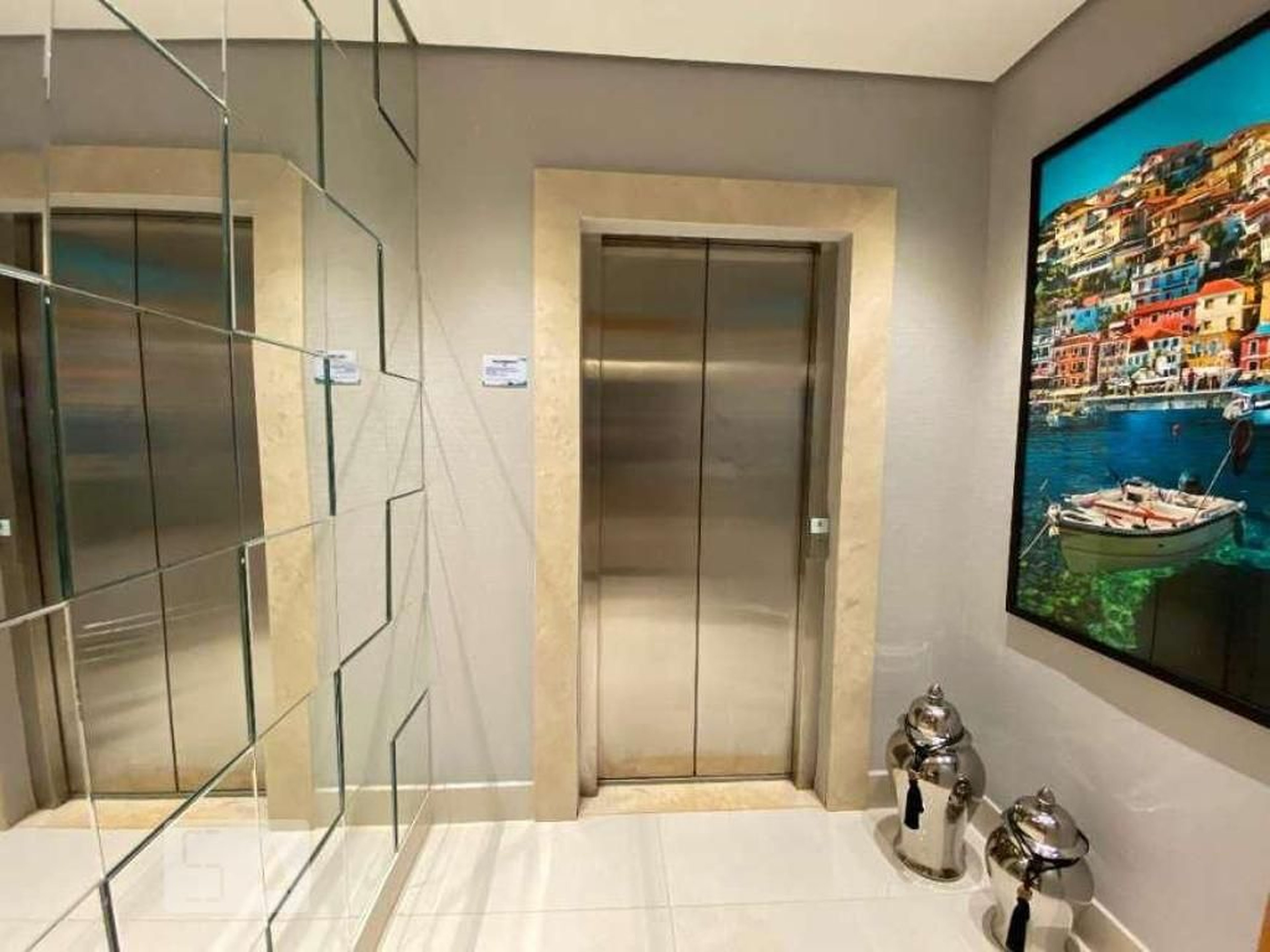 Hall de Entrada Condomínio em Rua Mário Bitar, 20