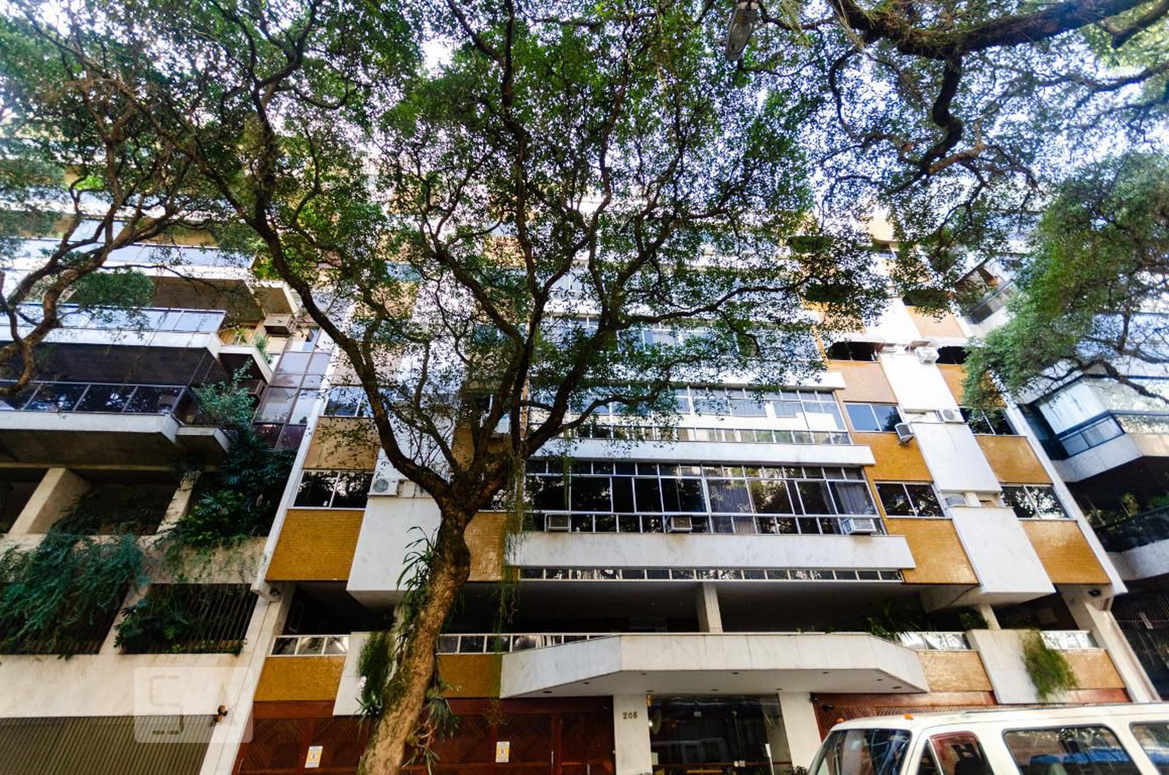 Fachada Condomínio em Rua Nascimento Silva, 208