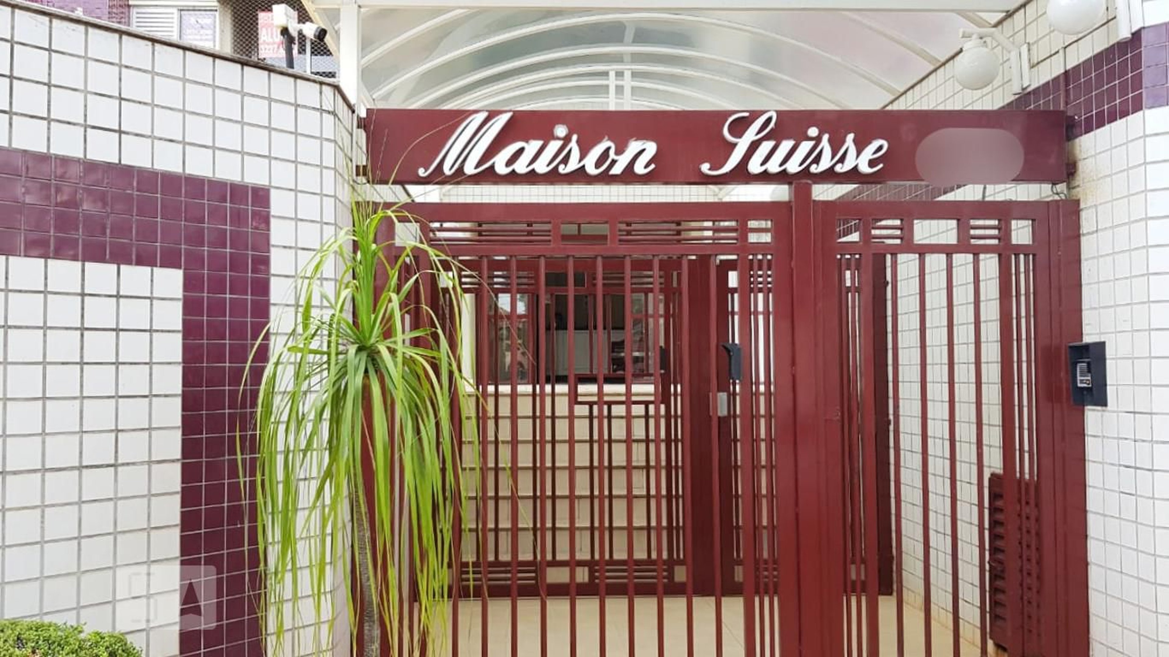 Entrada do prédio - Maison Suisse