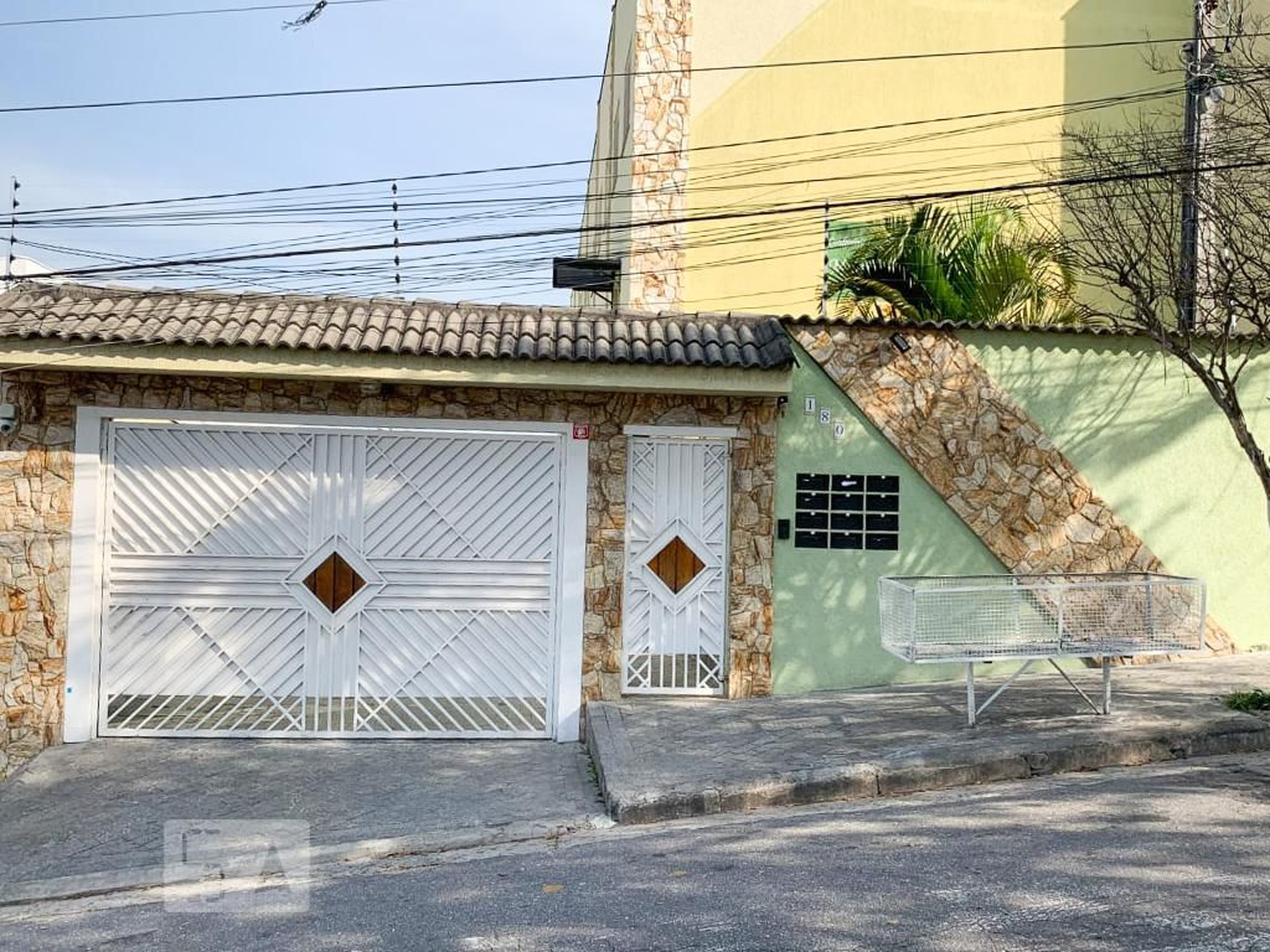 Fachada do Condomínio Condomínio em Rua Moliterno, 180