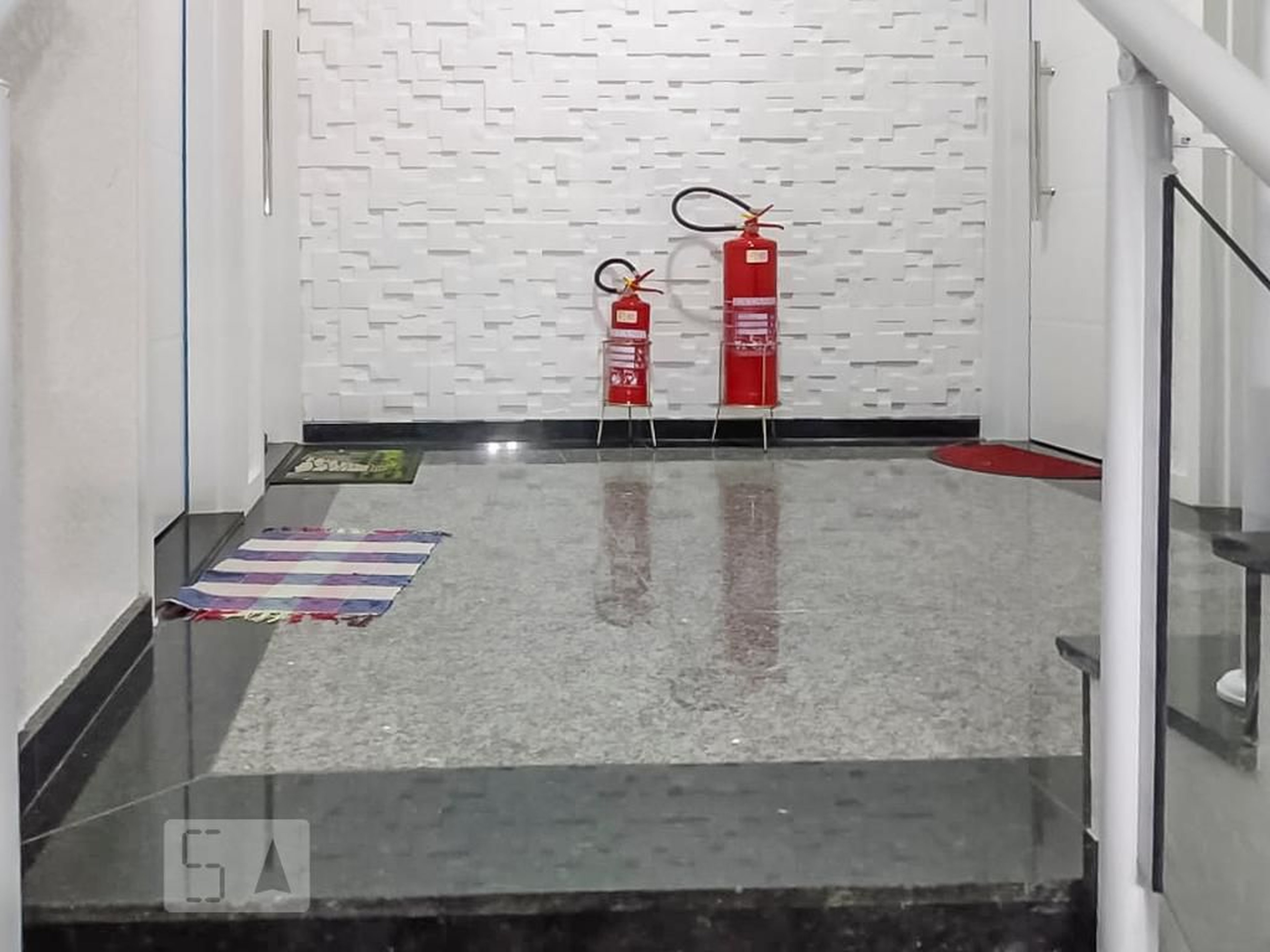 Hall de Entrada Condomínio em Rua Maria Helena, 52