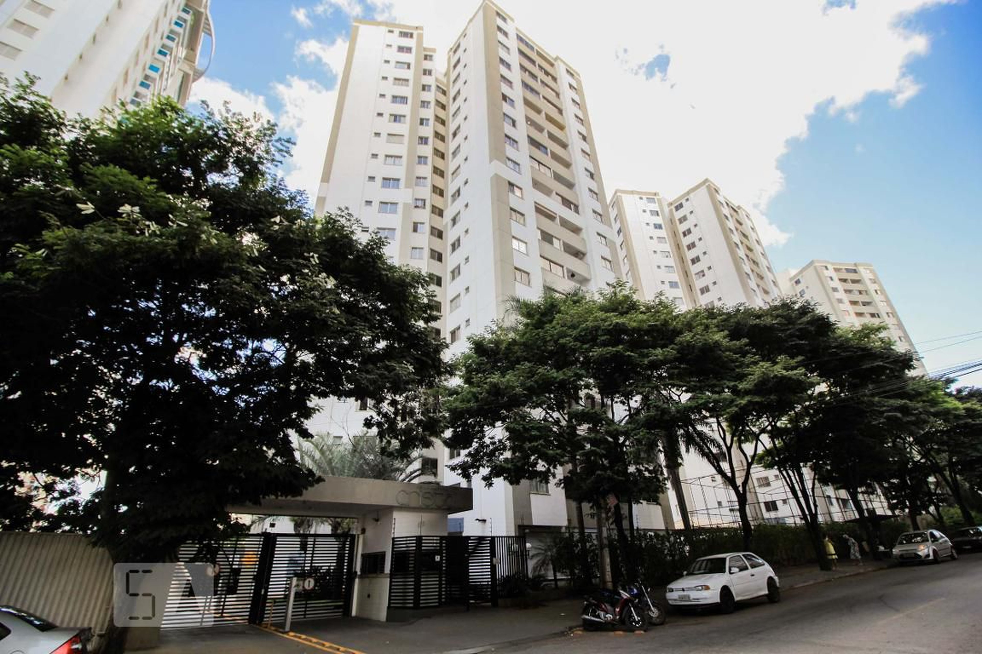 Fachada do Condomínio Condomínio Cristal