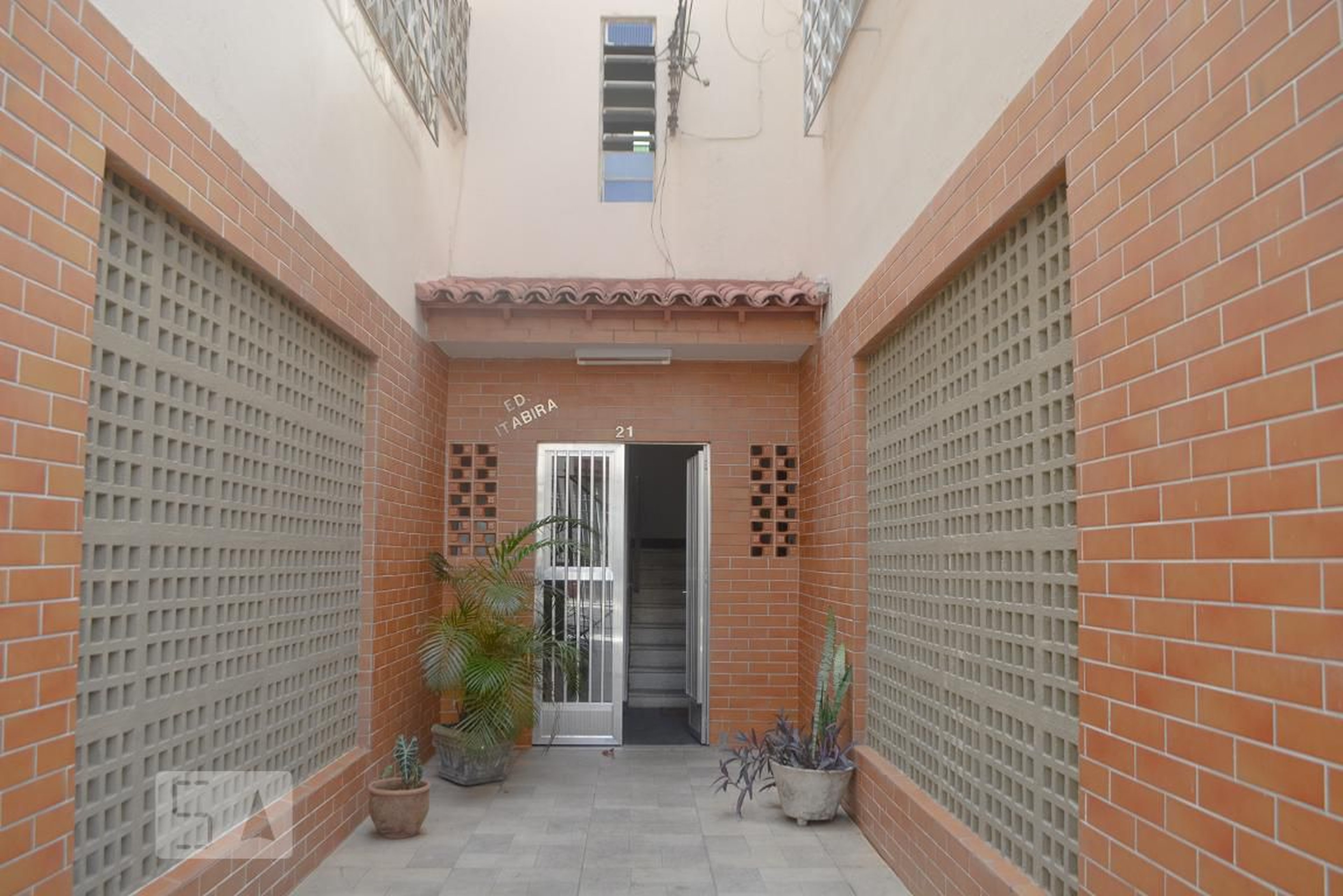 Entrada Condomínio em Rua Castorina Faria Lima, 21