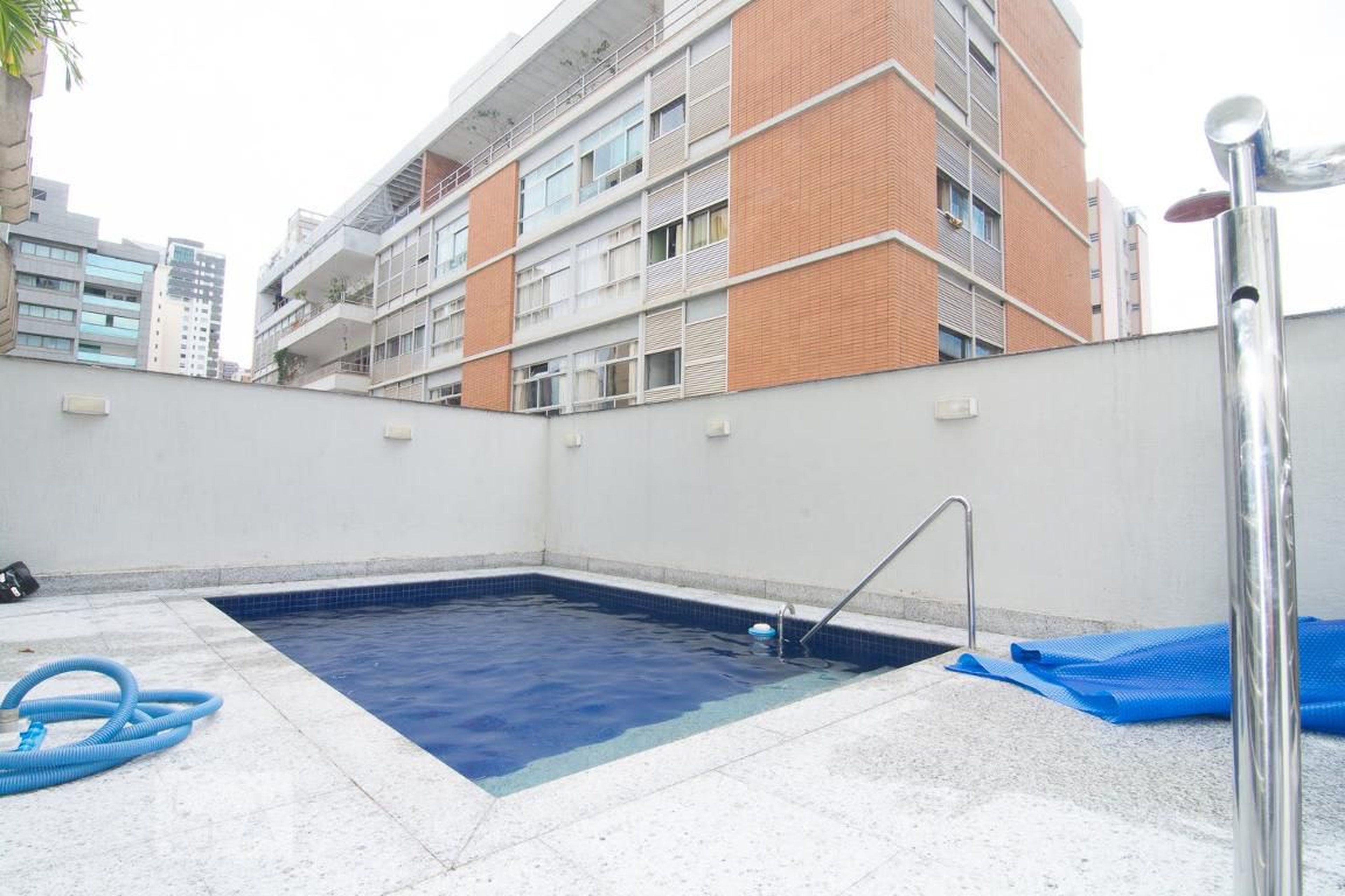 Piscina - Edifício Claude Monet