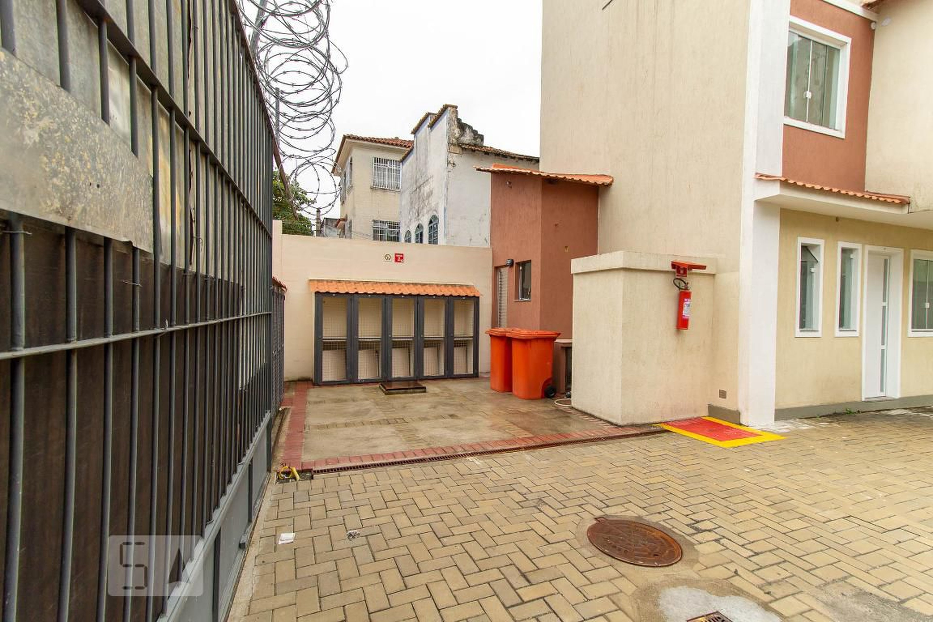 Entrada - Magalhães Castro, 255