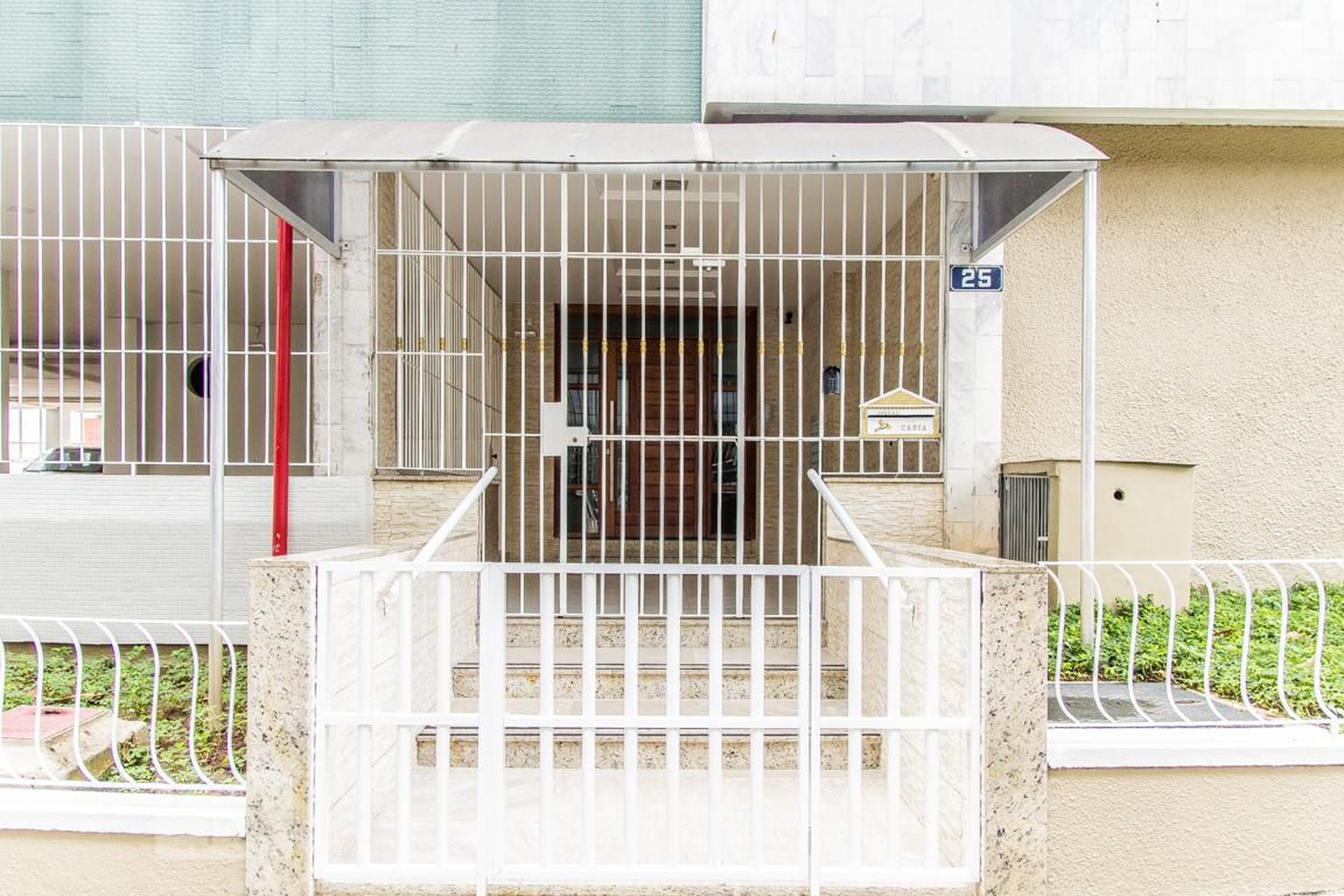 Fachada do Prédio Condomínio em Rua Juraci Camargo, 25