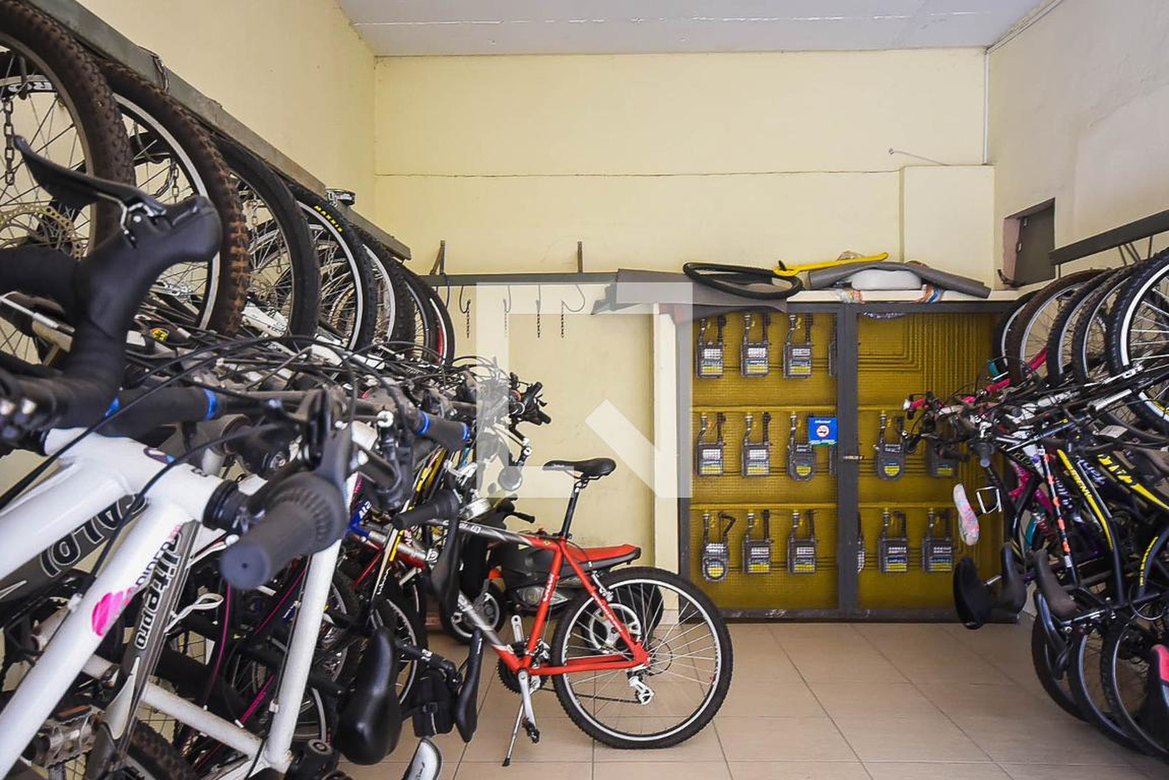 Bicicletário - 8A Imobiliária e Administradora Ltda