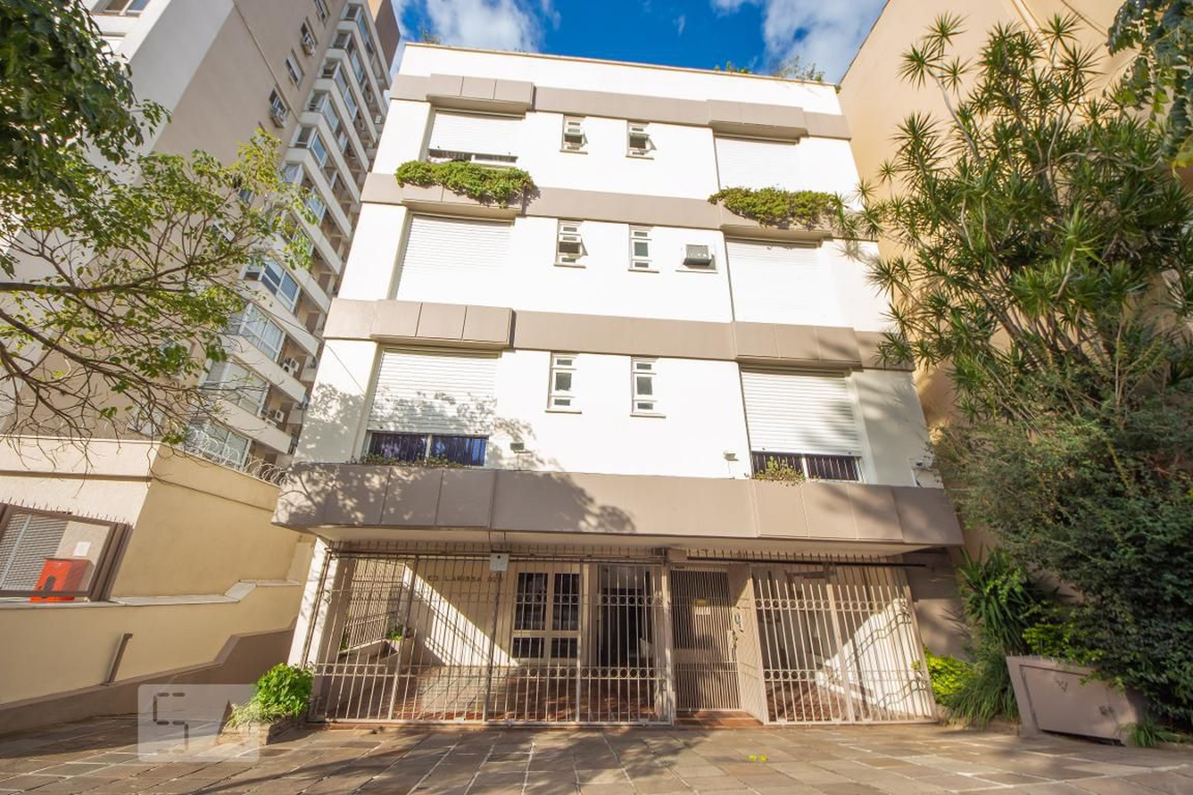 Fachada do Condomínio Edifício Larissa