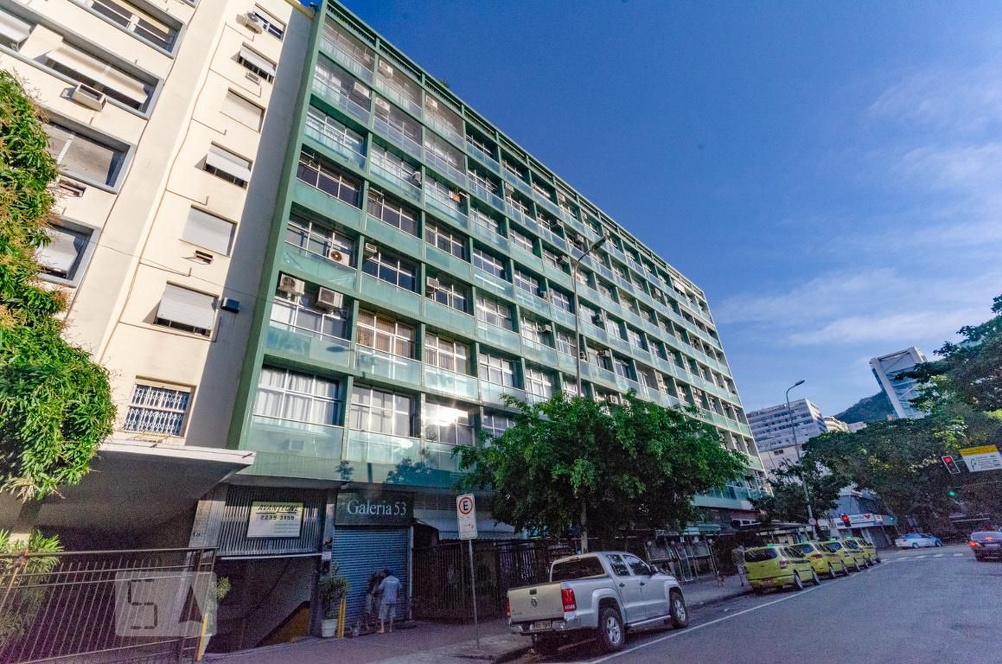 Fachada Condomínio em Rua Teixeira de Melo, 53 A