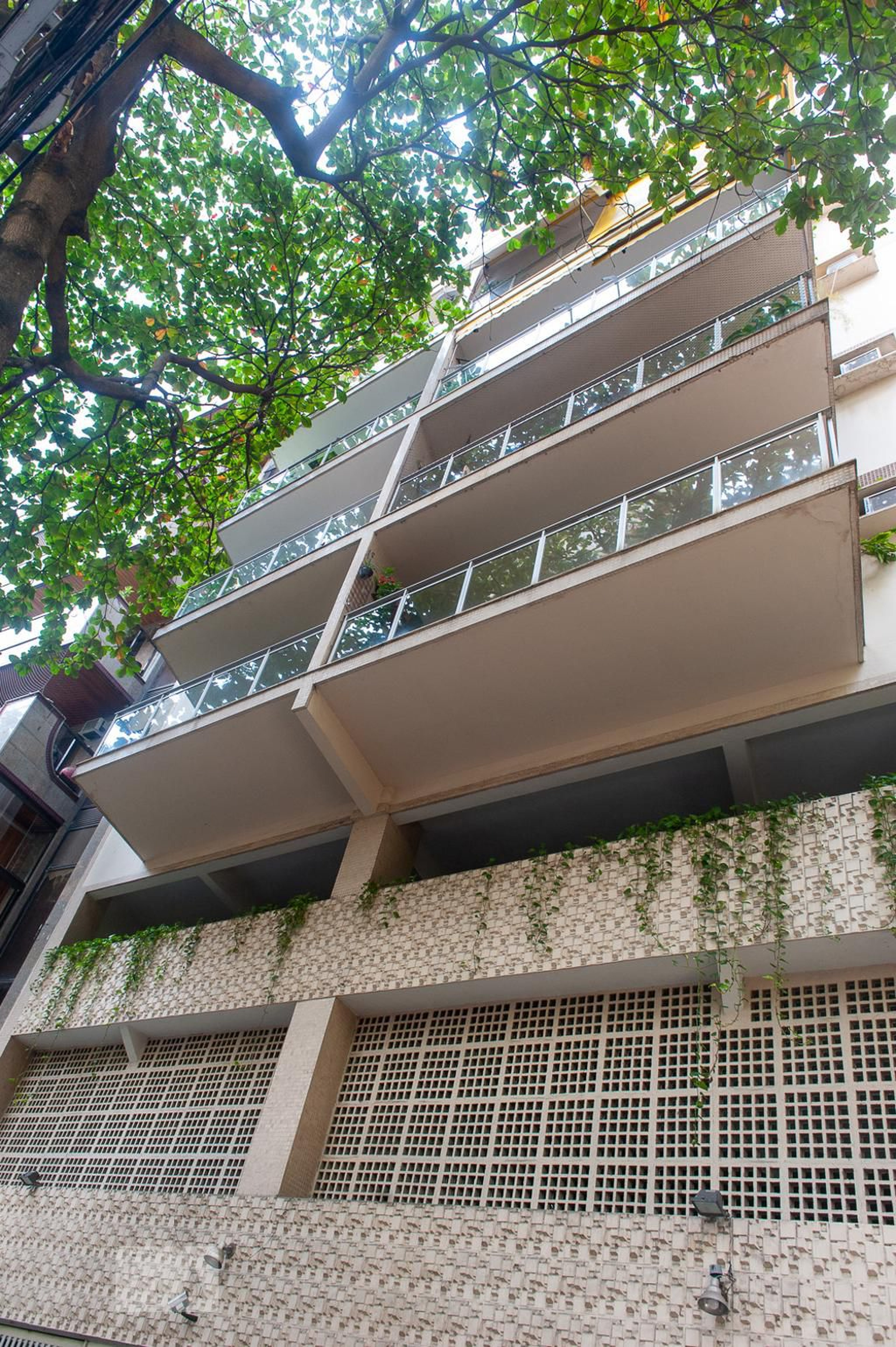 Fachada Condomínio em Rua Desembargador Burle, 56