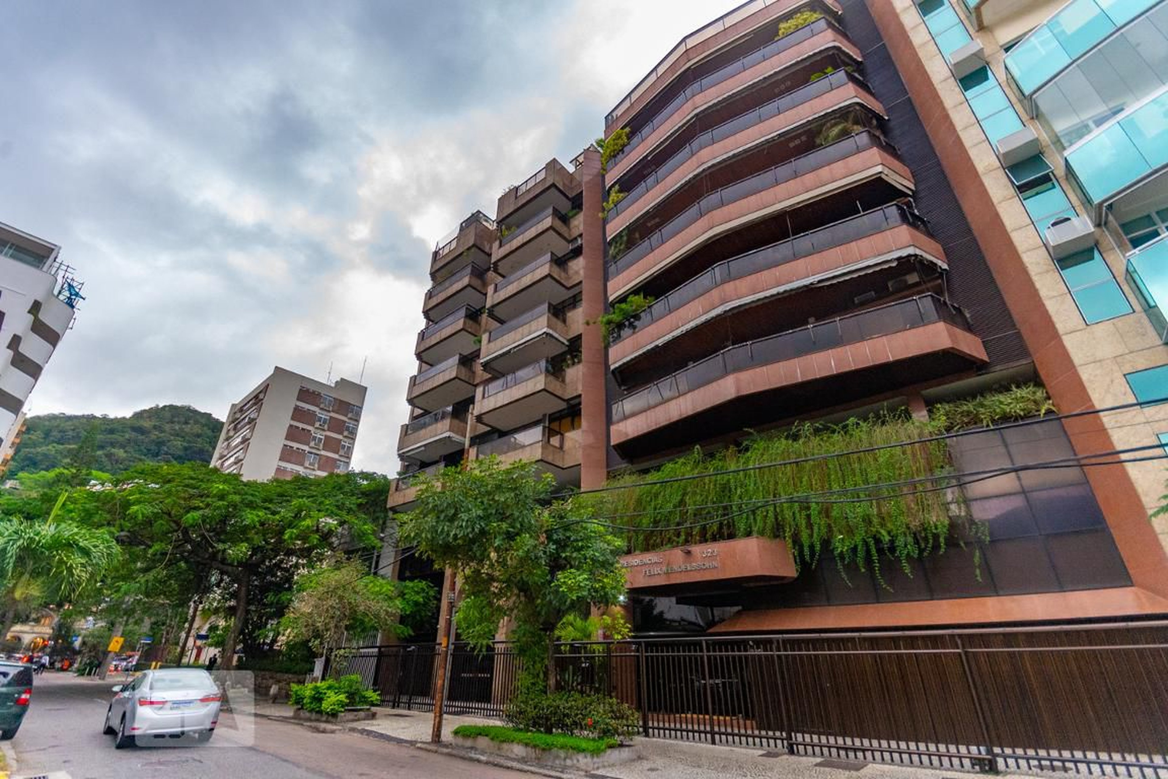 Fachada Condomínio em Rua Fonte da Saudade, 323