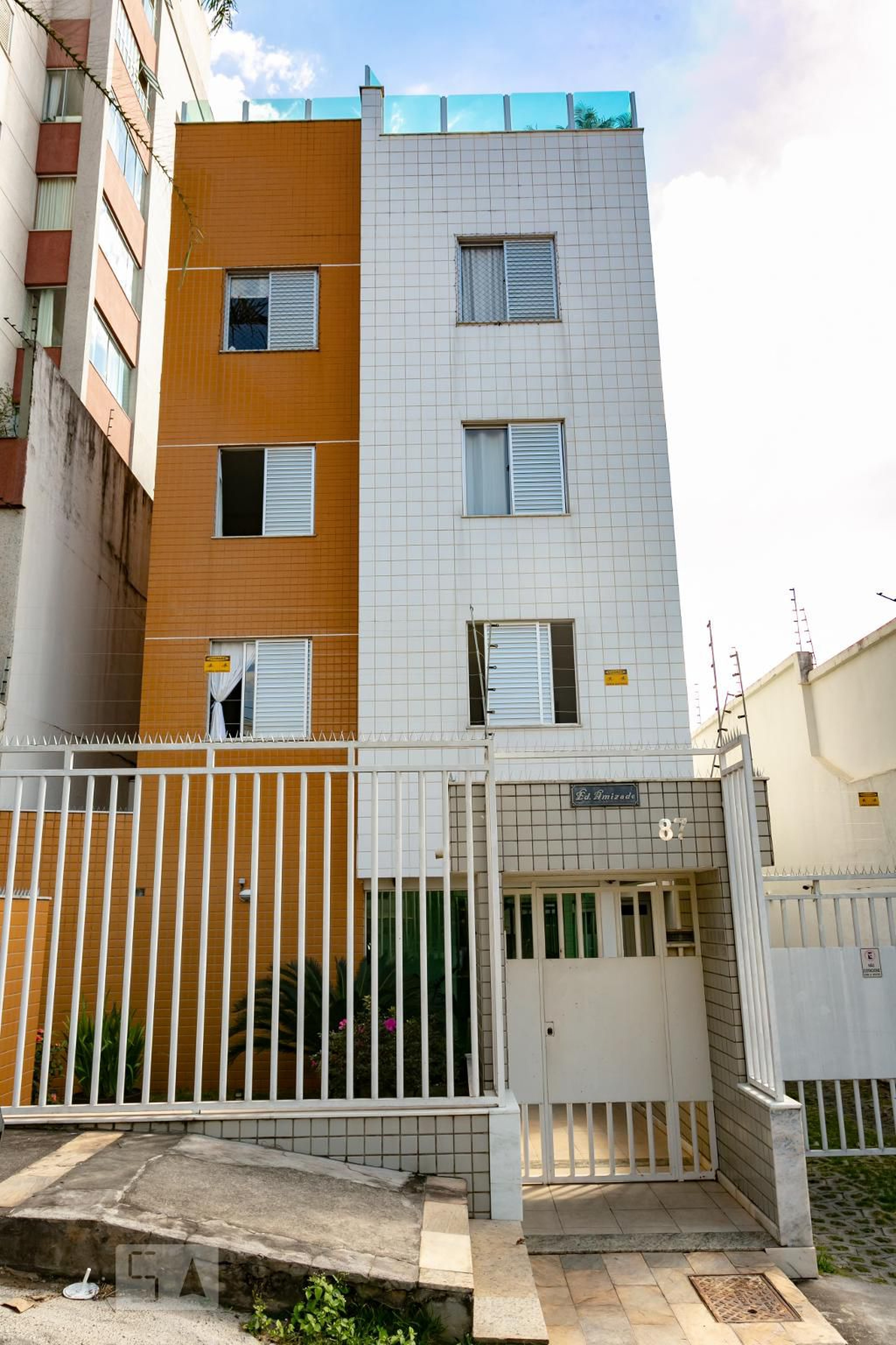 Fachada Condomínio em Rua Jaime Gomes, 87