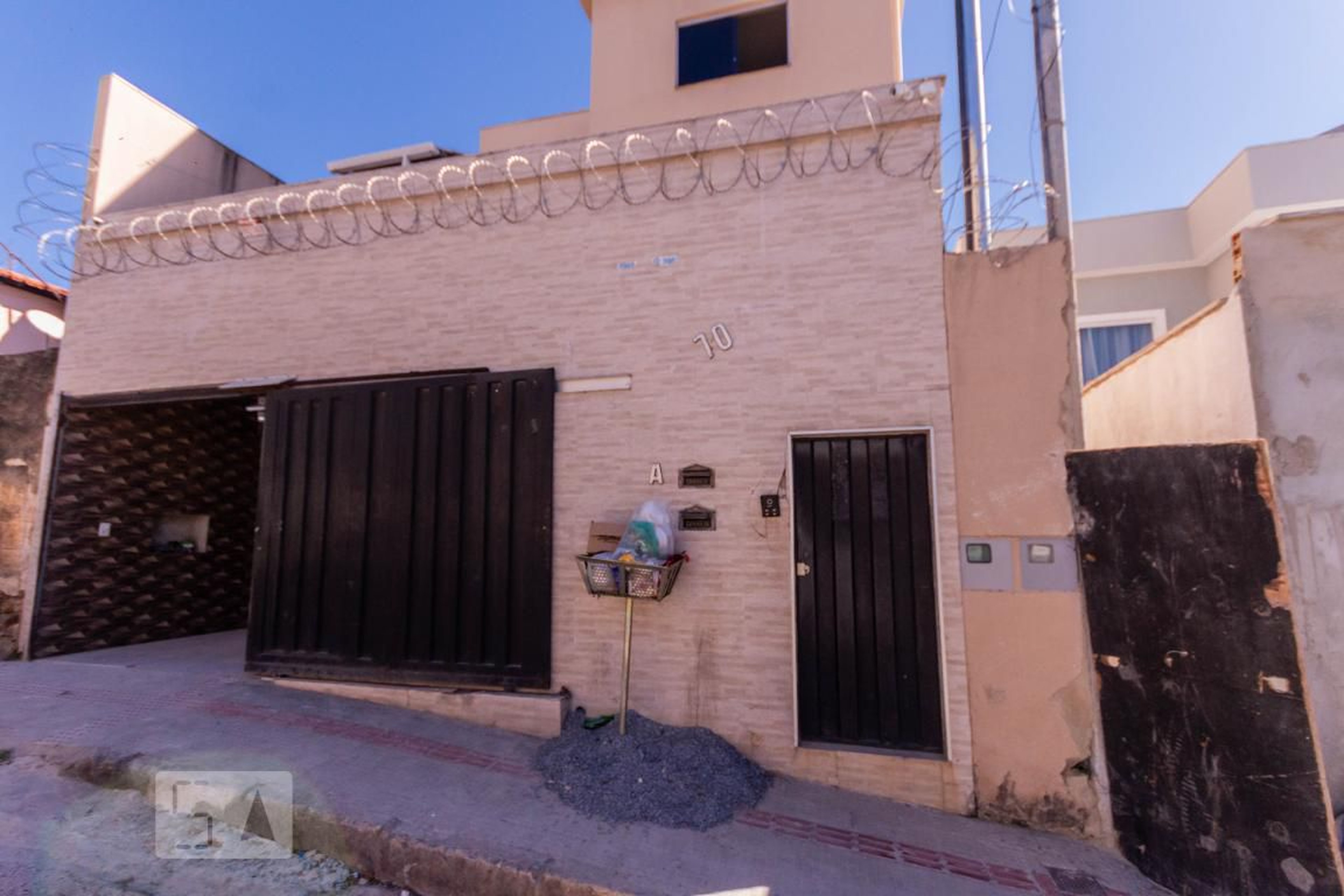 Fachada Condomínio em R. Avelino Esteves da Silva, 70