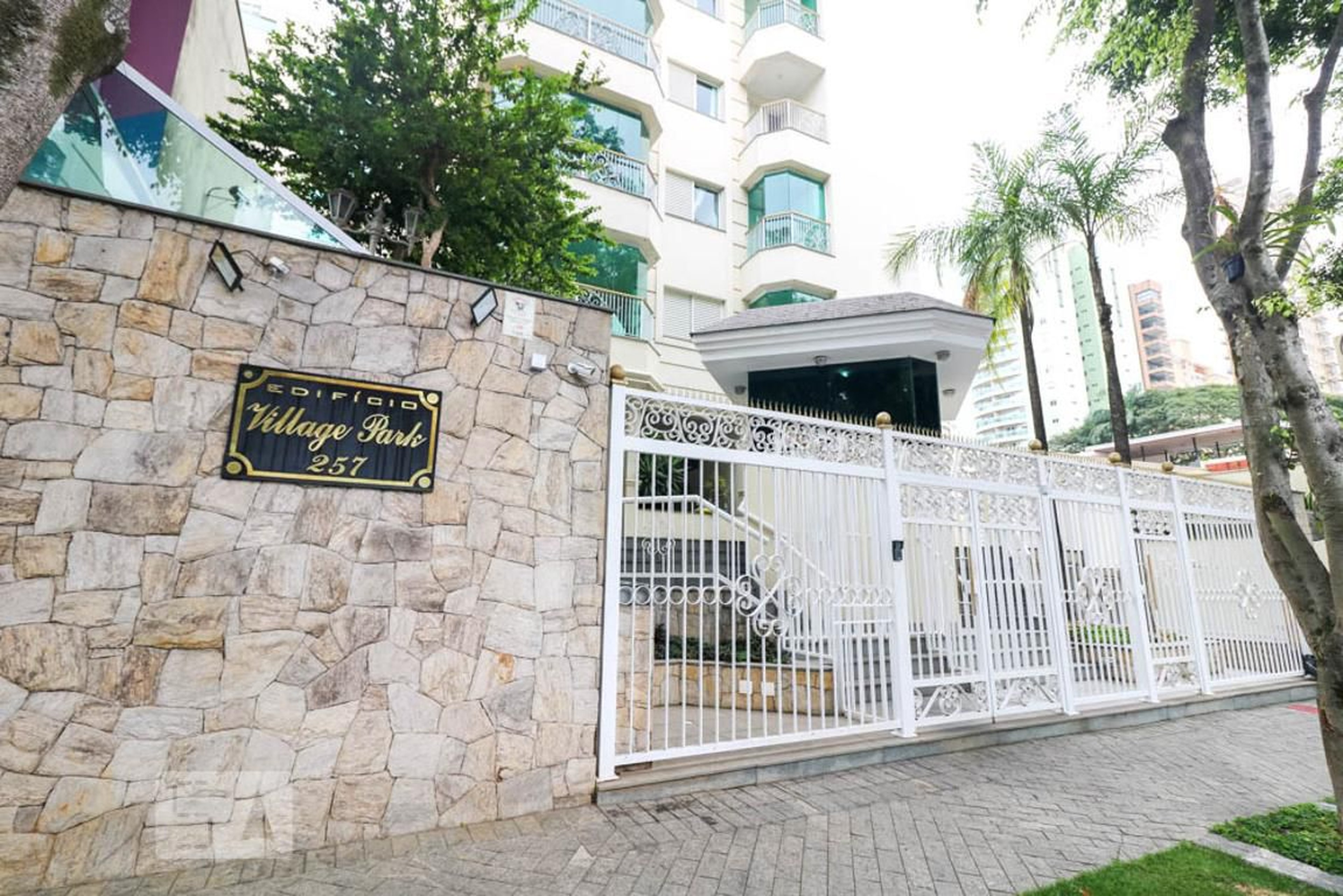 Fachada do Condomínio Edifício Village Park