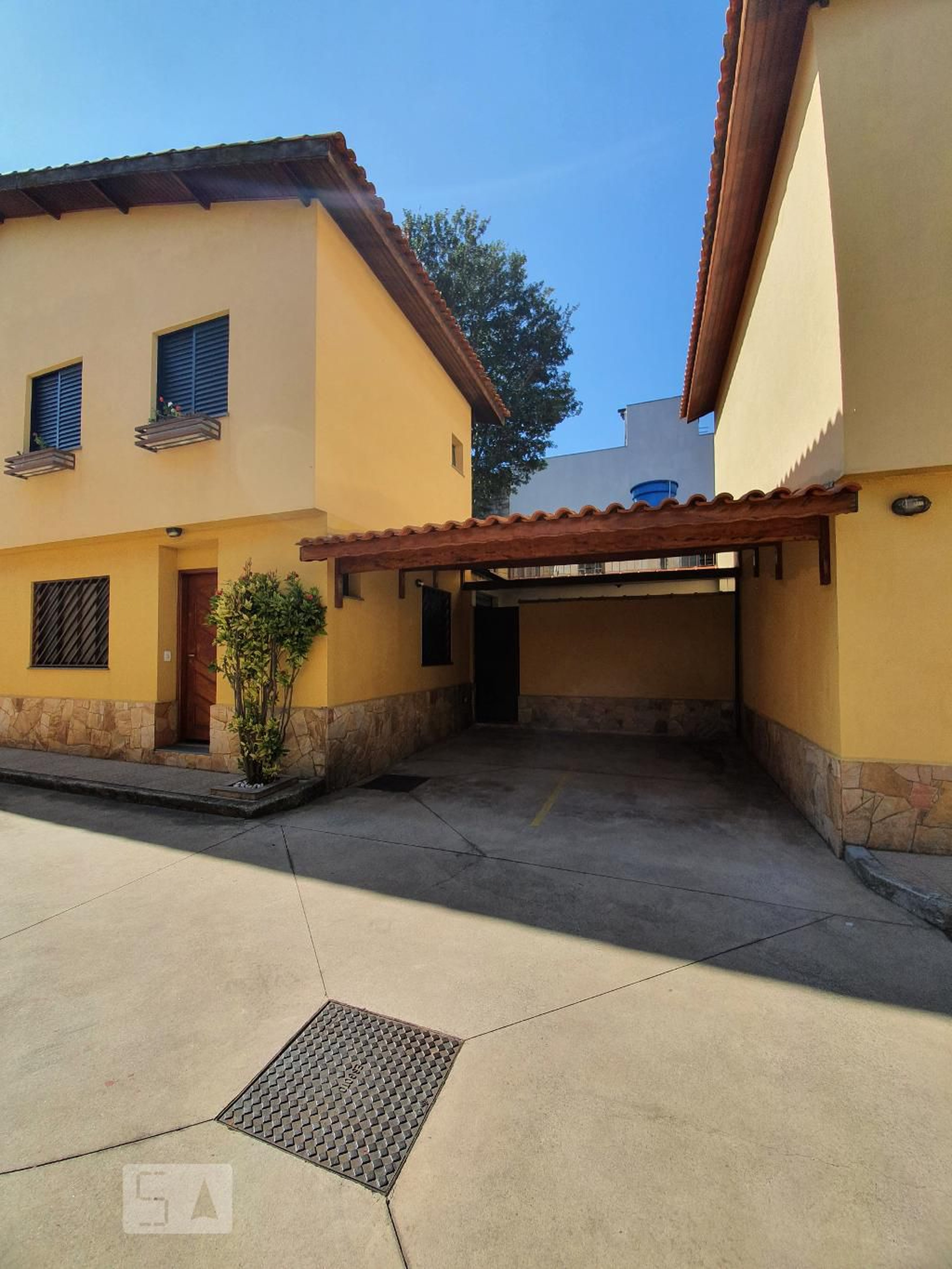 Fachada Condomínio em Rua Cecilia, 301