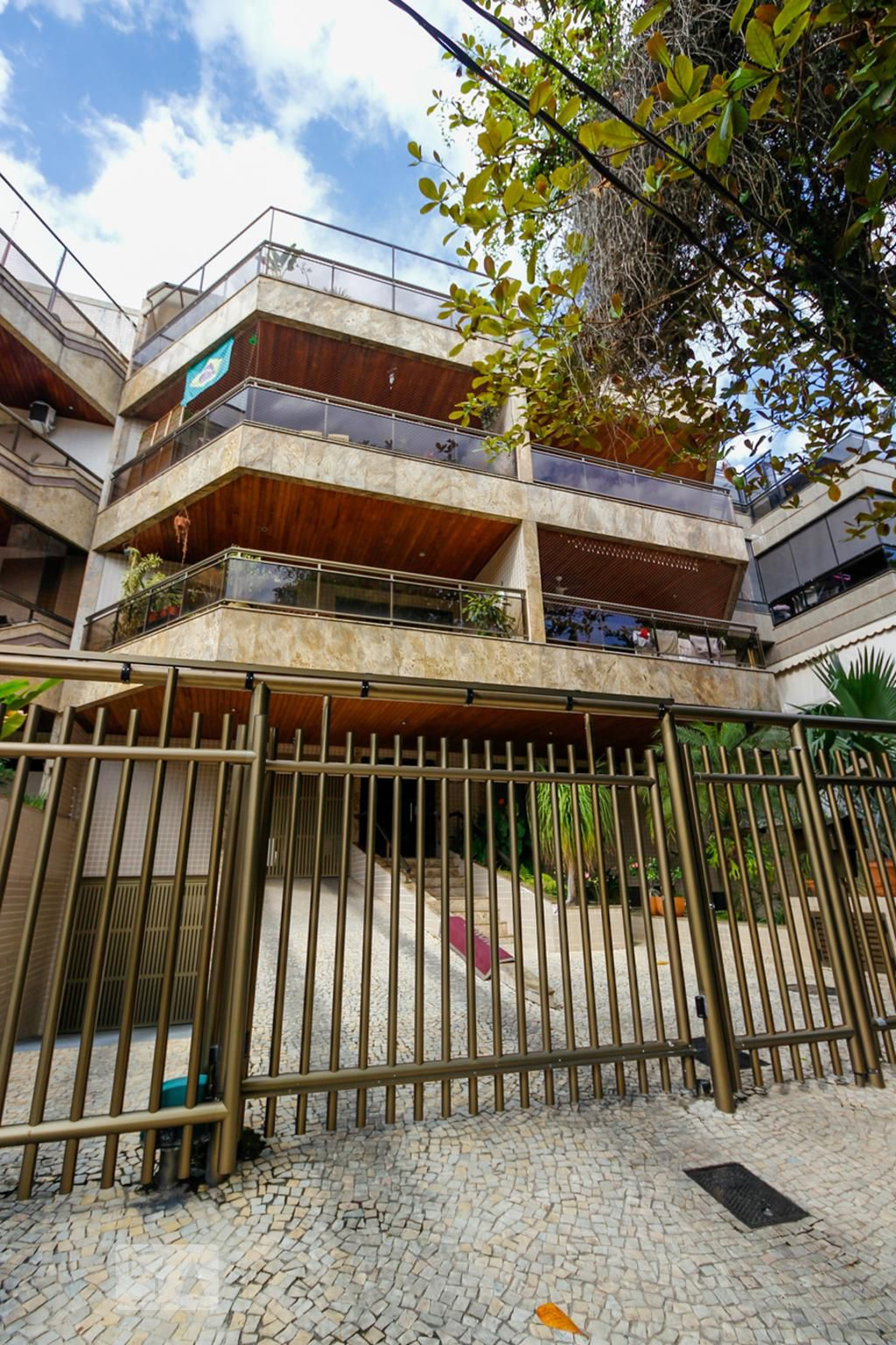 Fachada Condomínio em Rua Demóstenes Madureira de Pinho, 827