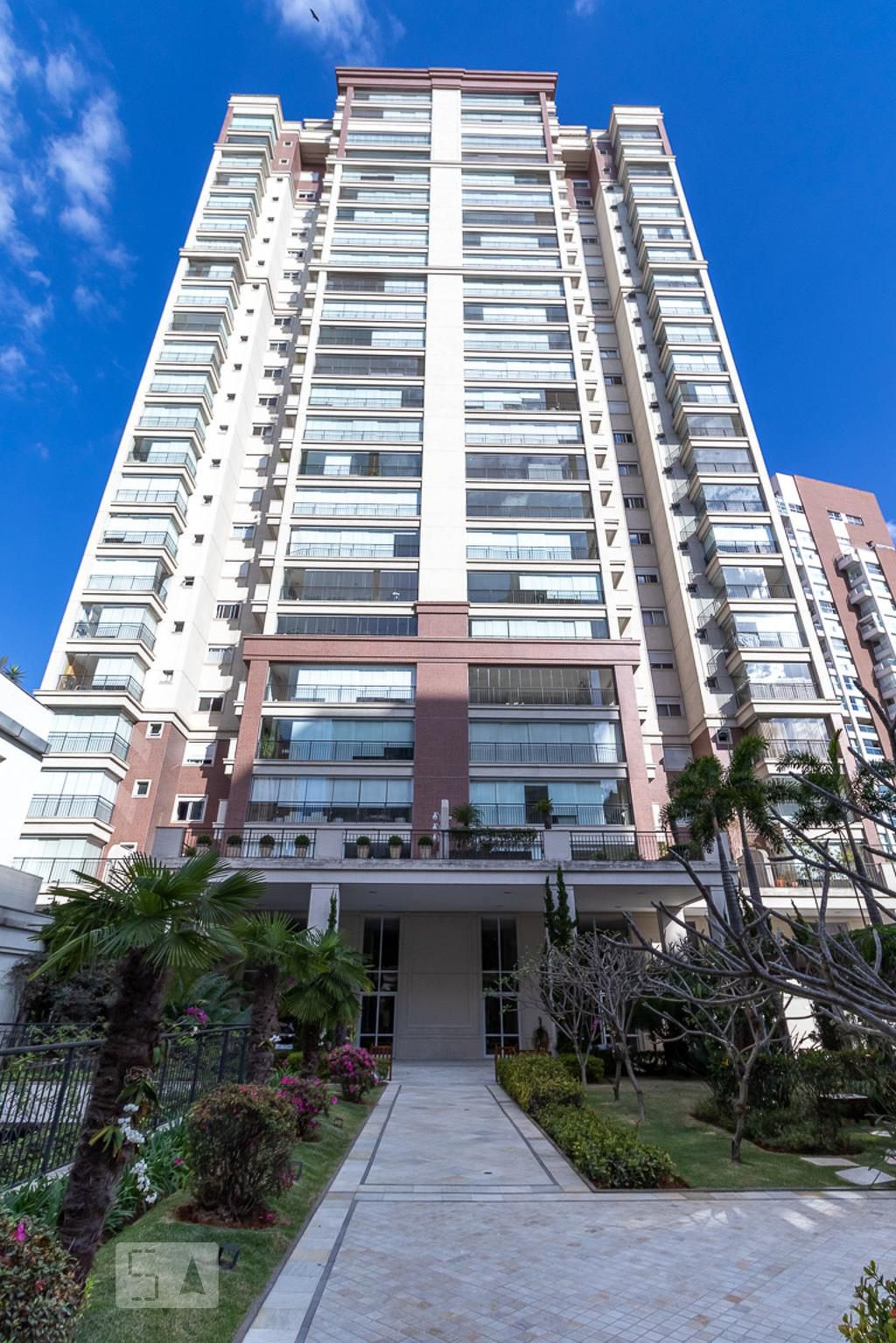 Fachada Condomínio em Rua Doutor Tomás Carvalhal, 555