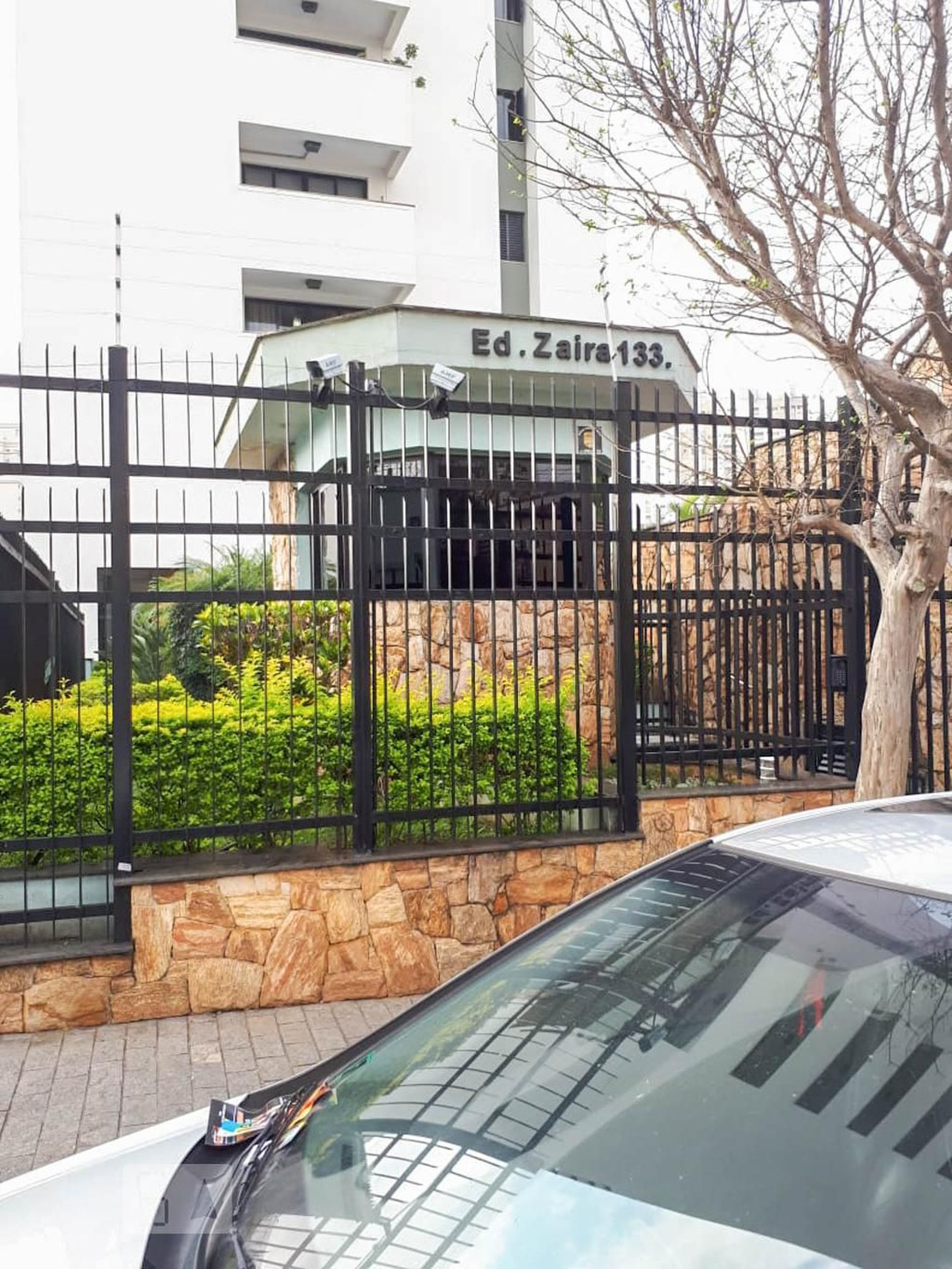 Fachada do Condomínio Condomínio Zaira