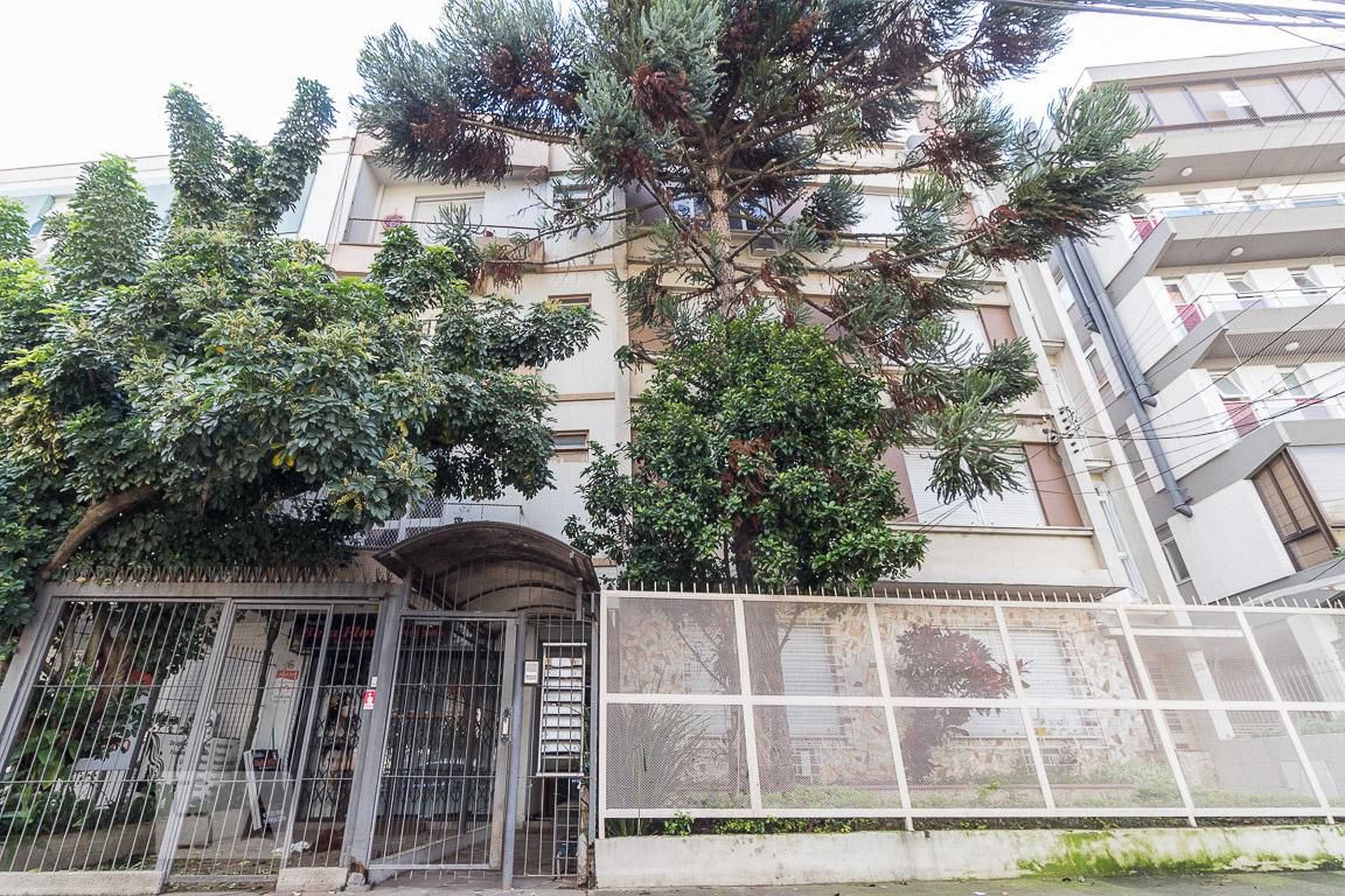 Fachada Condomínio em Rua Henrique Dias, 20