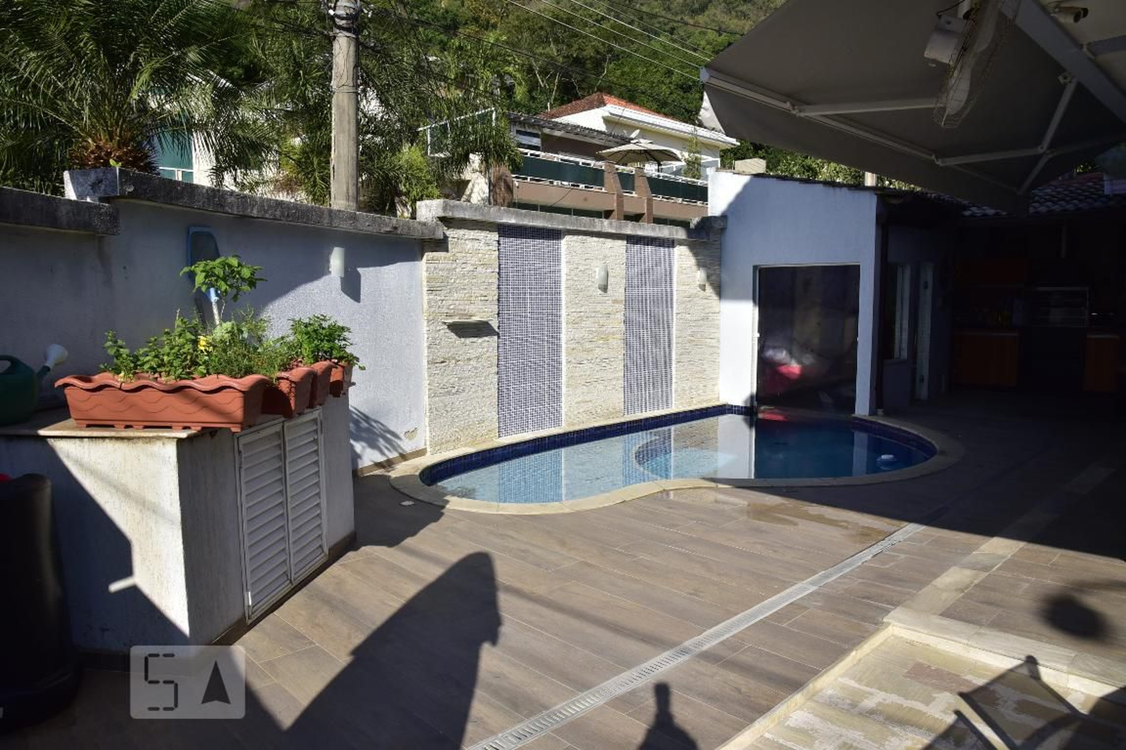 Piscina Condomínio em Estrada do Bananal, 1375