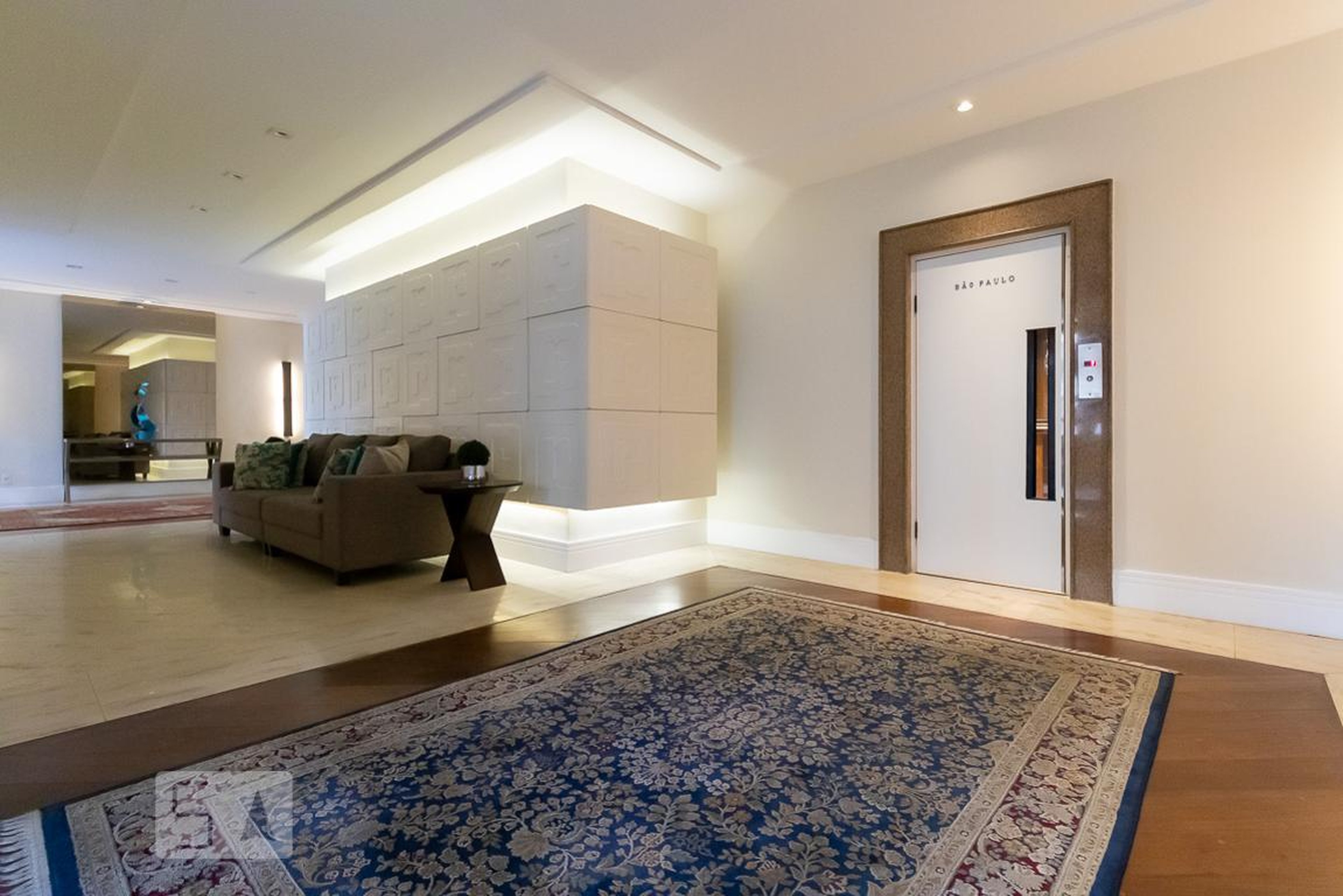 Hall - Paco Rabane