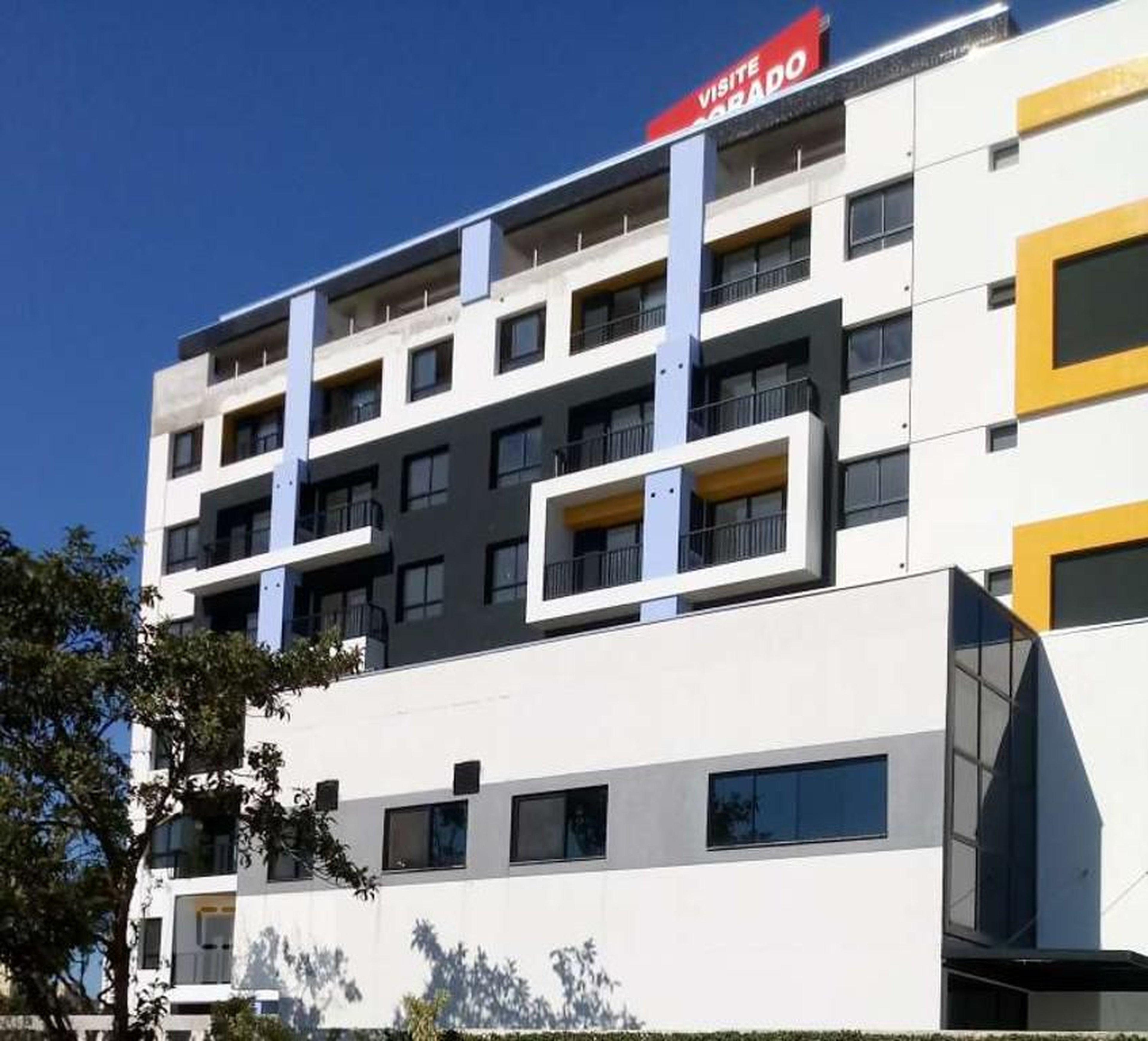 Fachada Condomínio em Rua Pedro Collere, 936