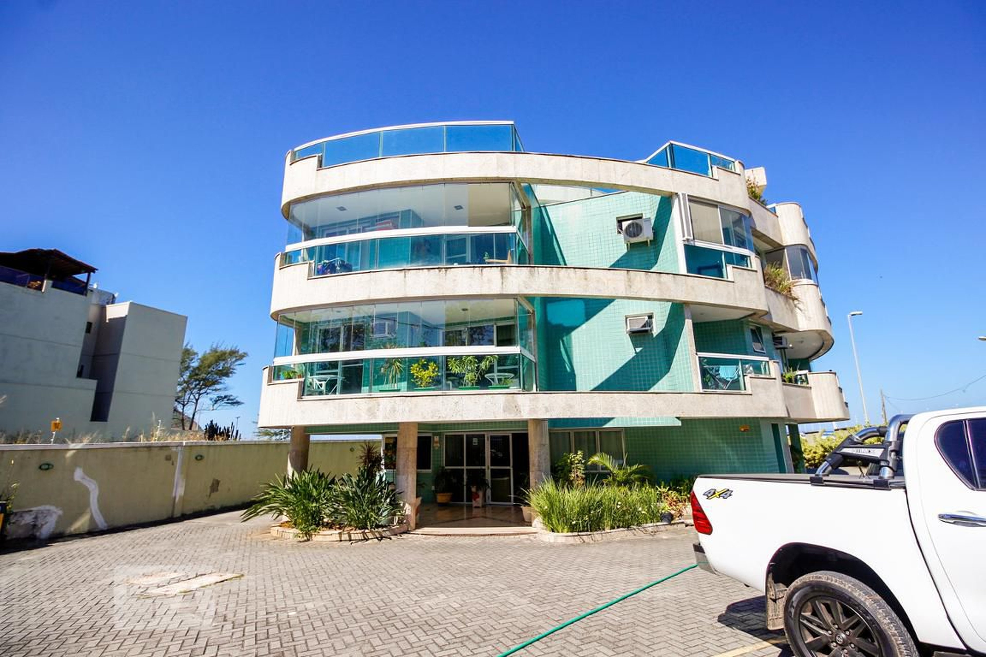 Fachada Edifício Sobre As Ondas