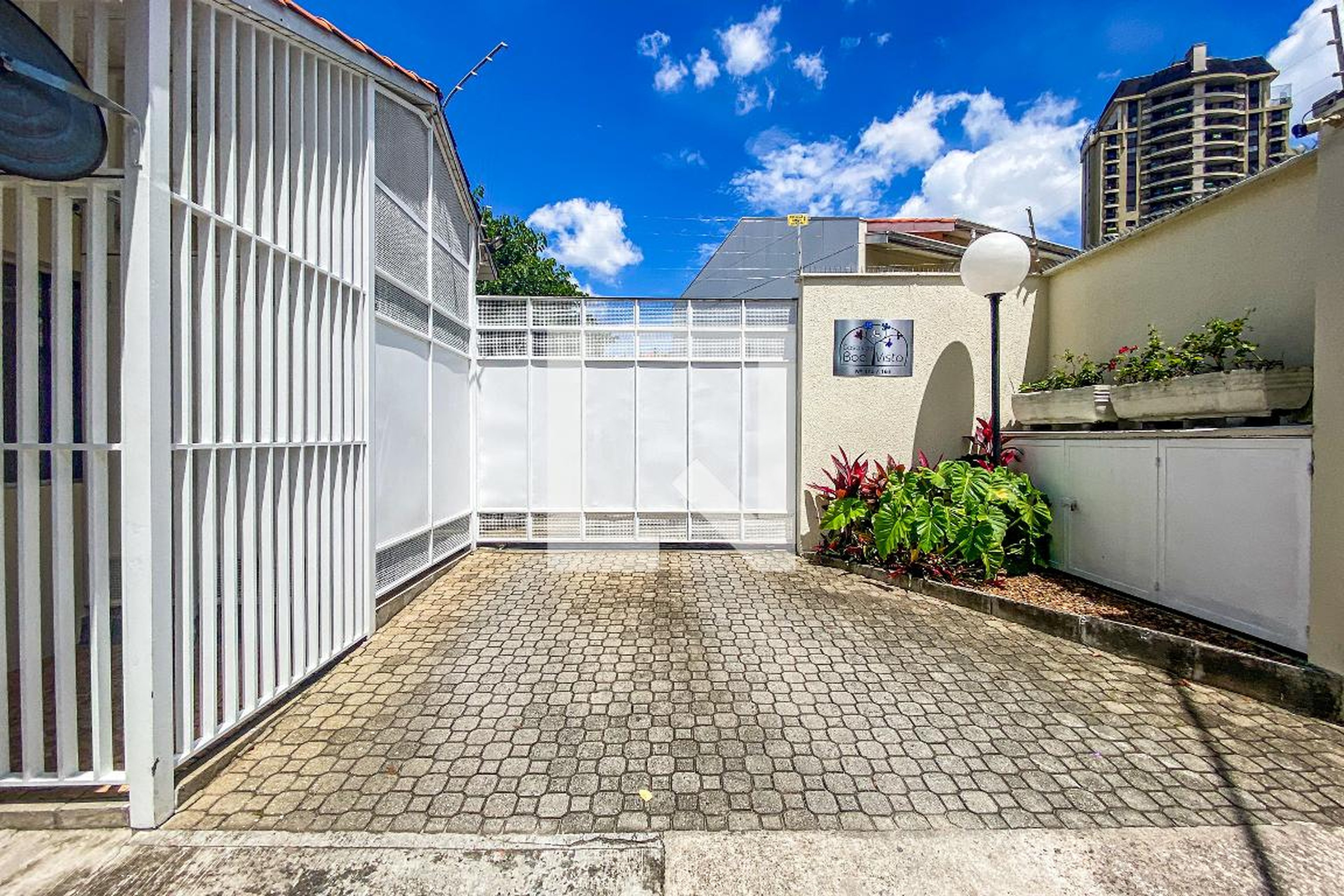 Fachada Condomínio em Rua Padre Chico, 265