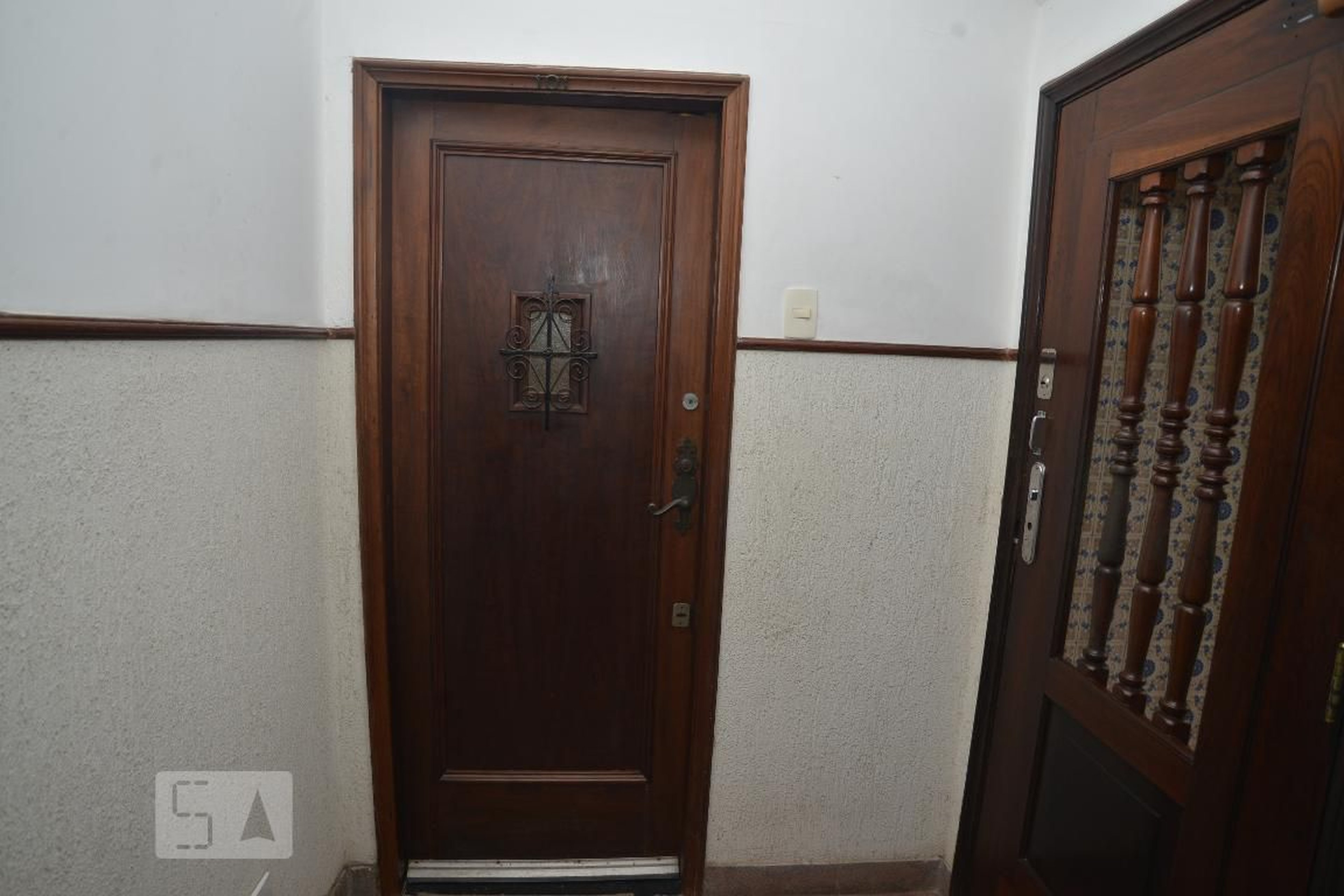 Entrada Condomínio em Rua Roquete Pinto, 86