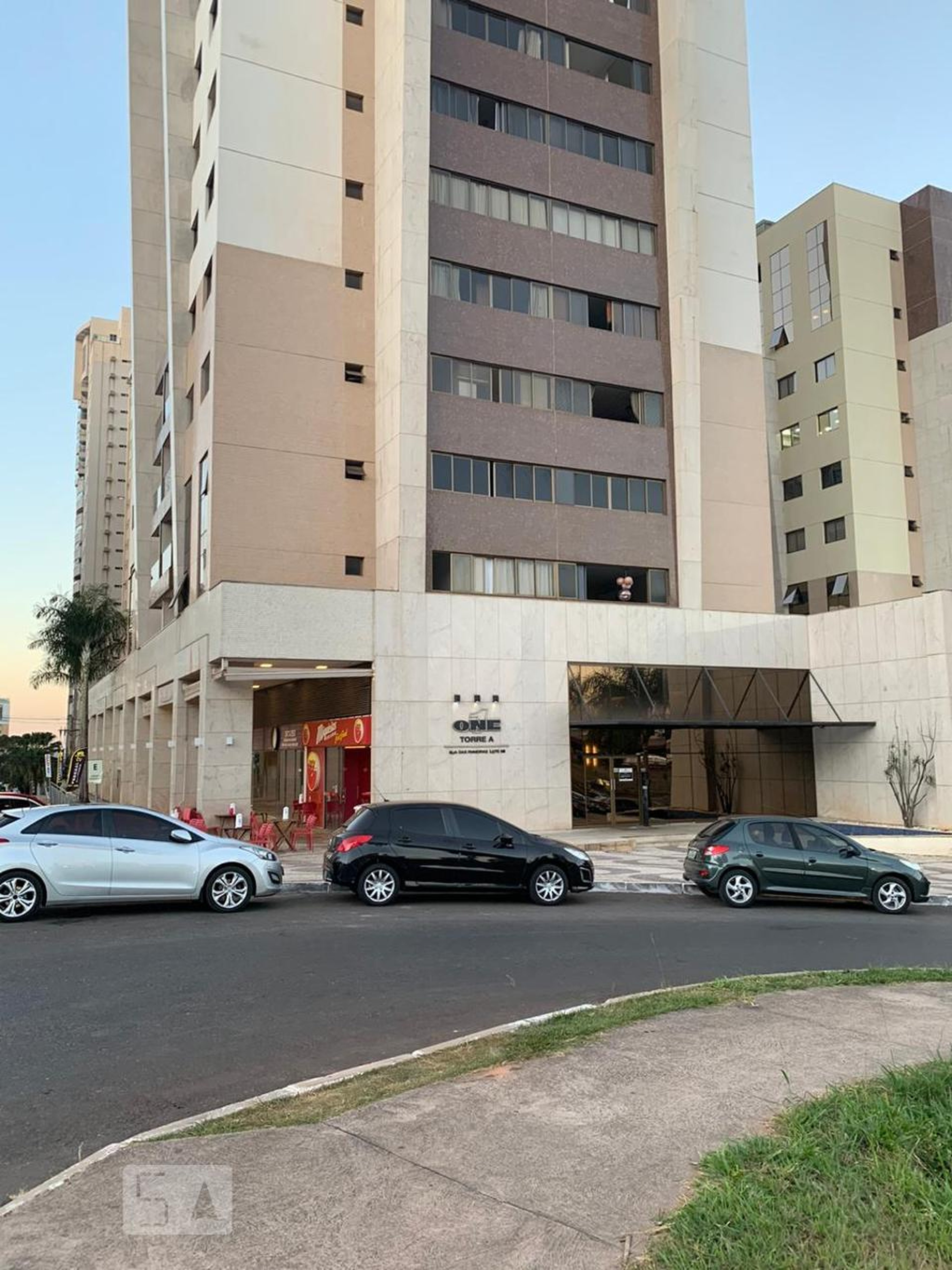Fachada Condomínio em Rua das Paineiras, 06