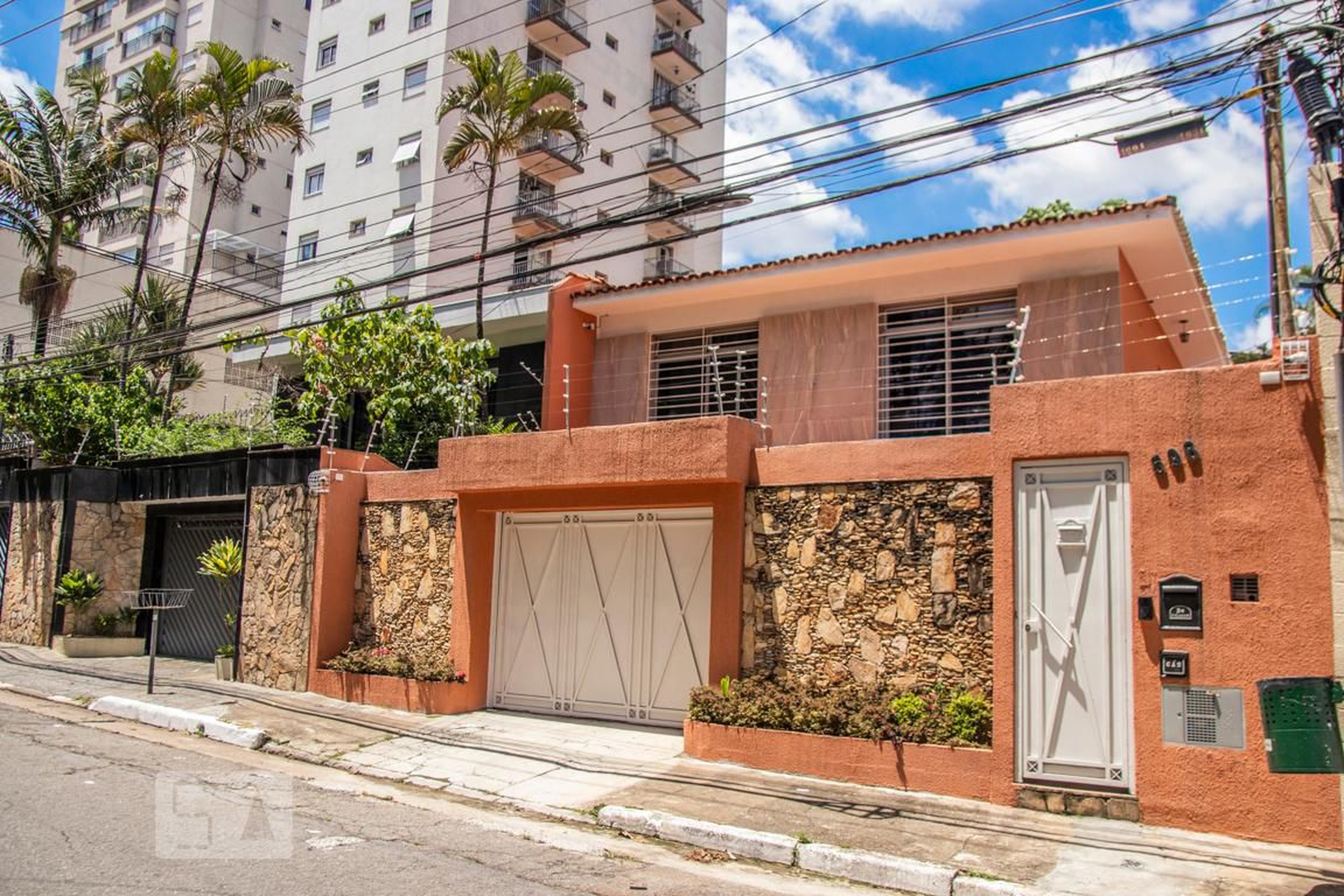 Fachada Condomínio em Rua Ática, 598