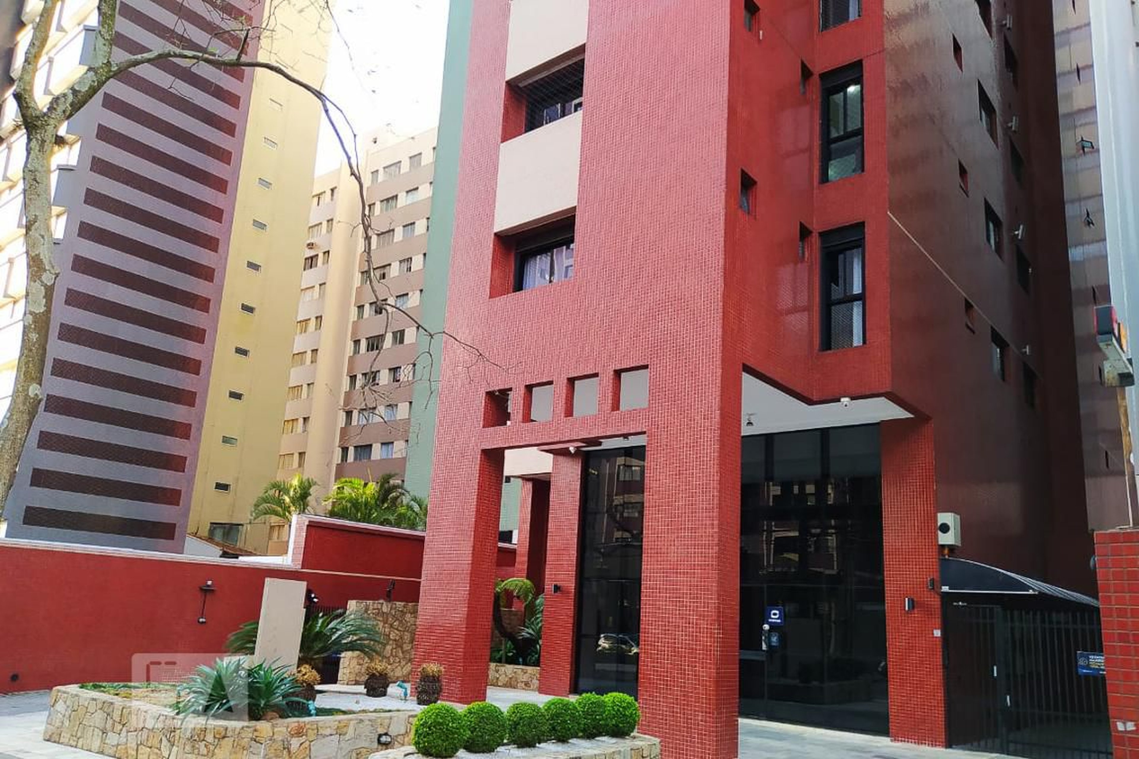 Fachada do Prédio Condomínio em Rua Alferes Ângelo Sampaio, 1150