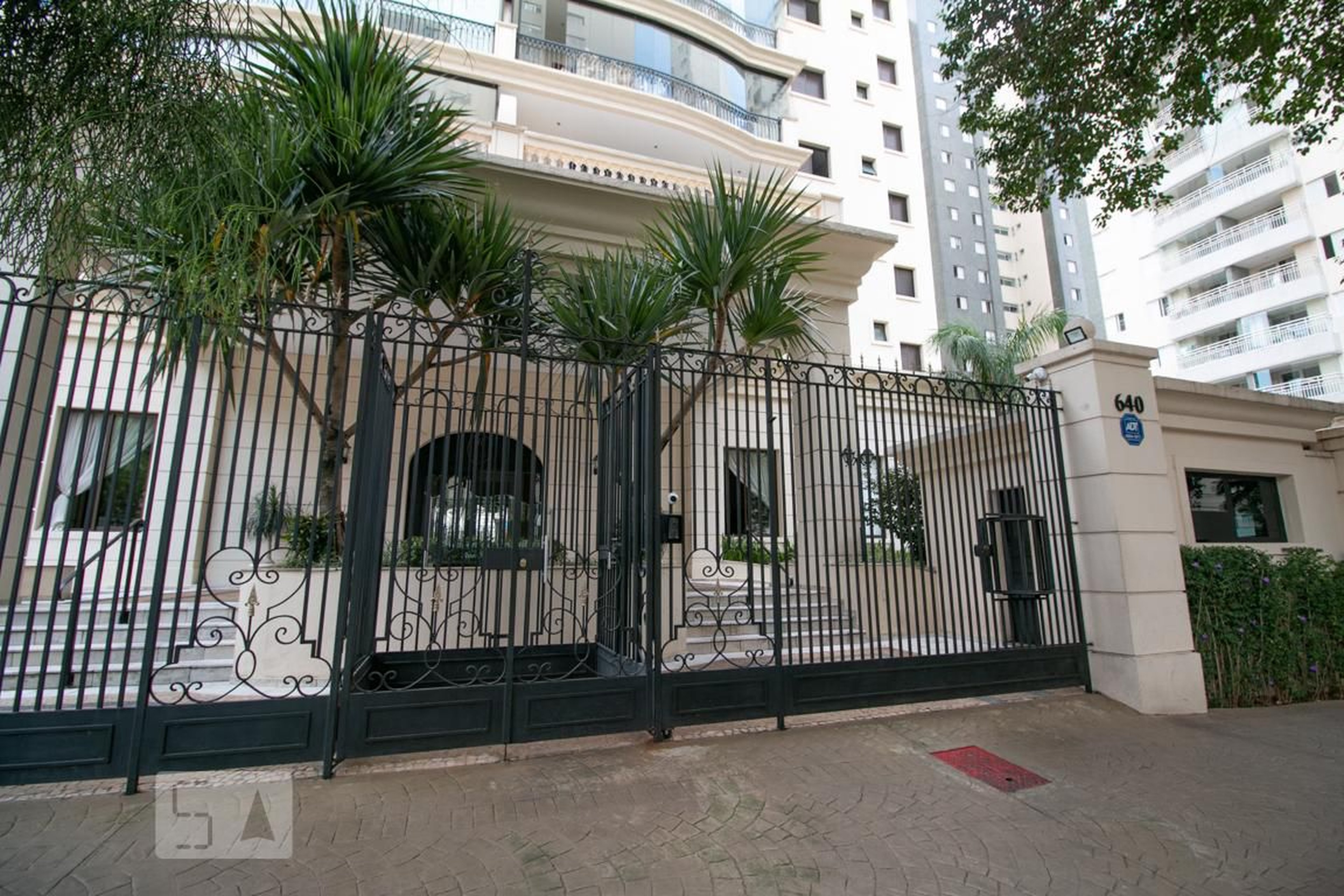 Fachada do Condomínio Condomínio Maison de Versailles