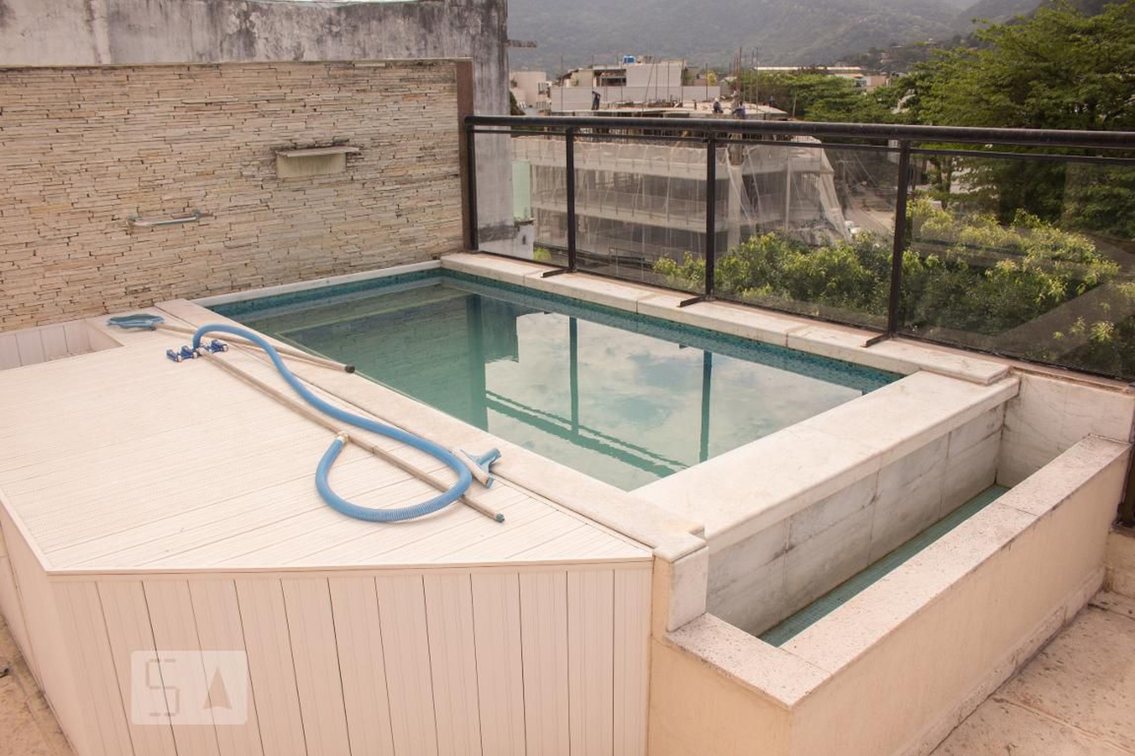 Piscina Condomínio em Avenida Fernando Mattos, 71