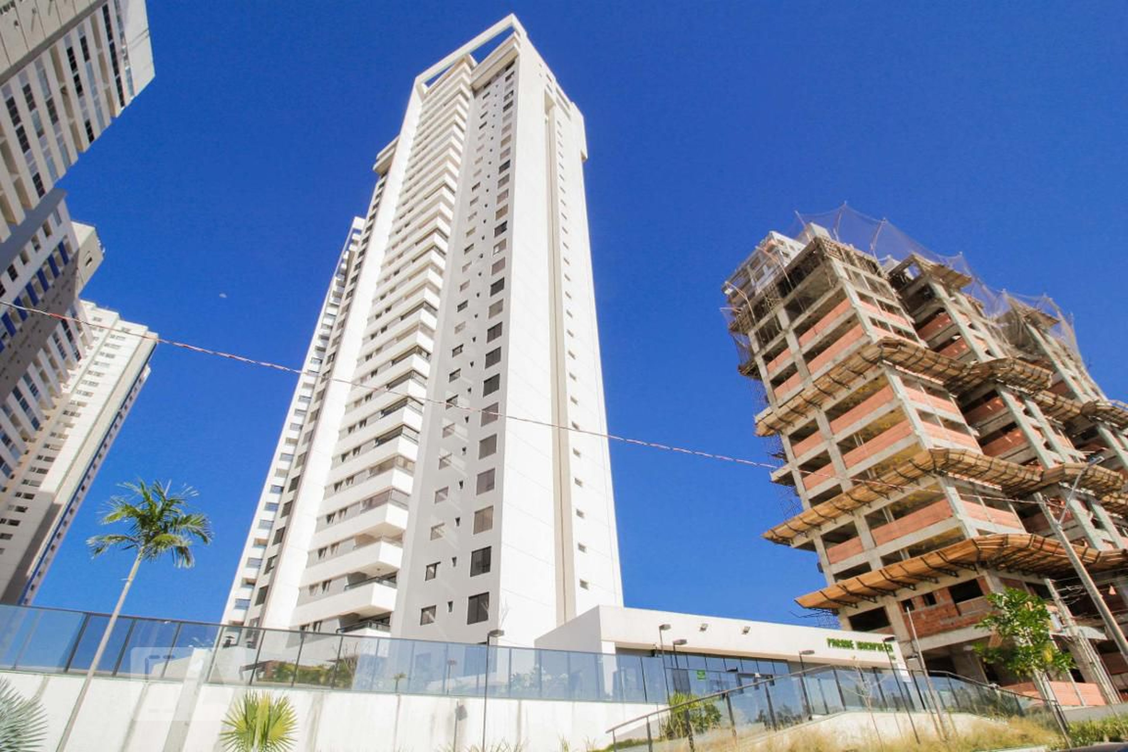 Fachada do Condomínio Condomínio em Avenida PL-3, 12