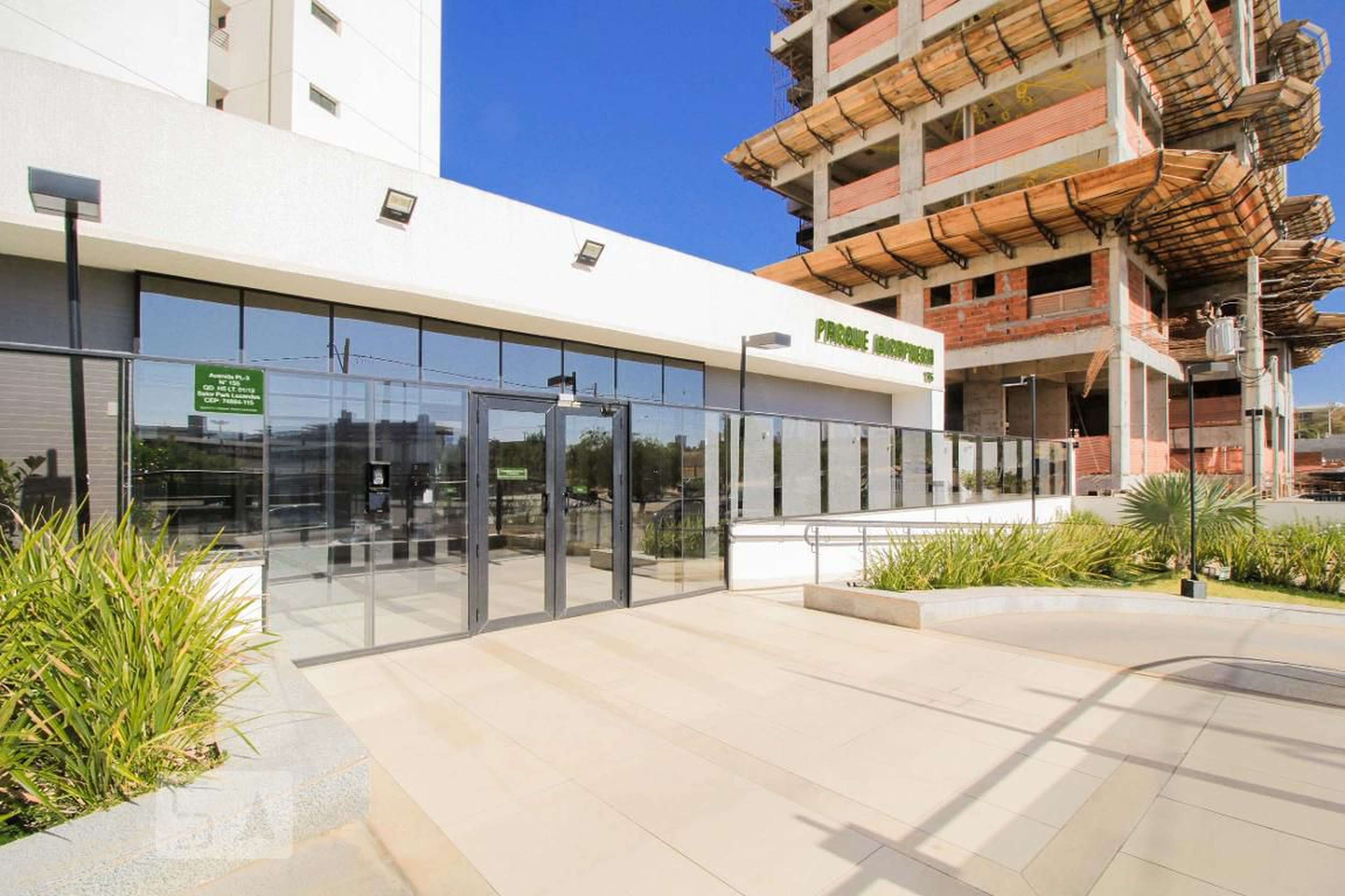 Fachada Condomínio em Avenida PL-3, 12