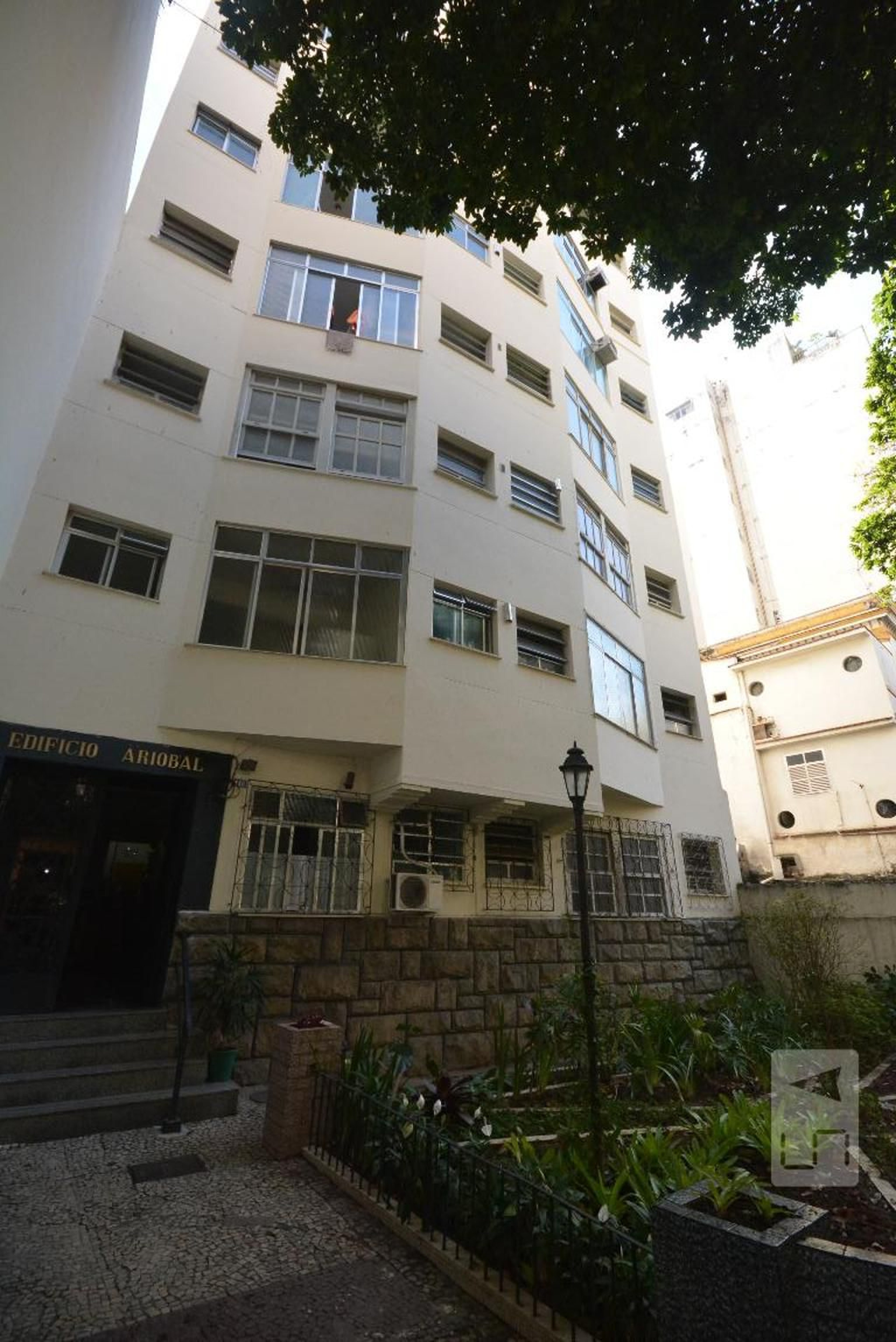 Fachada do Prédio Condomínio em Rua Cândido Mendes, 140