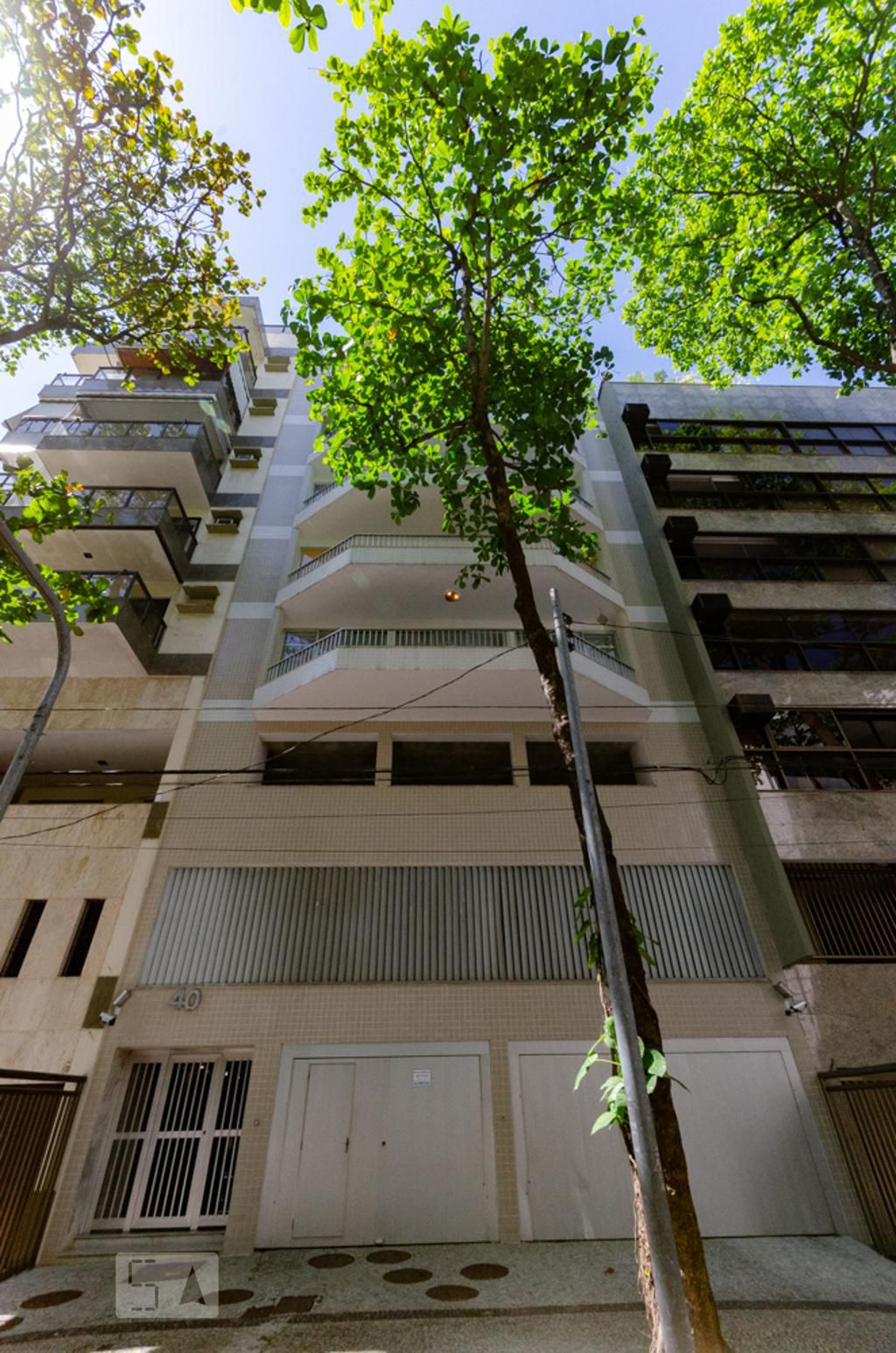 Fachada Condomínio em Rua Almirante Pereira Guimarães, 40