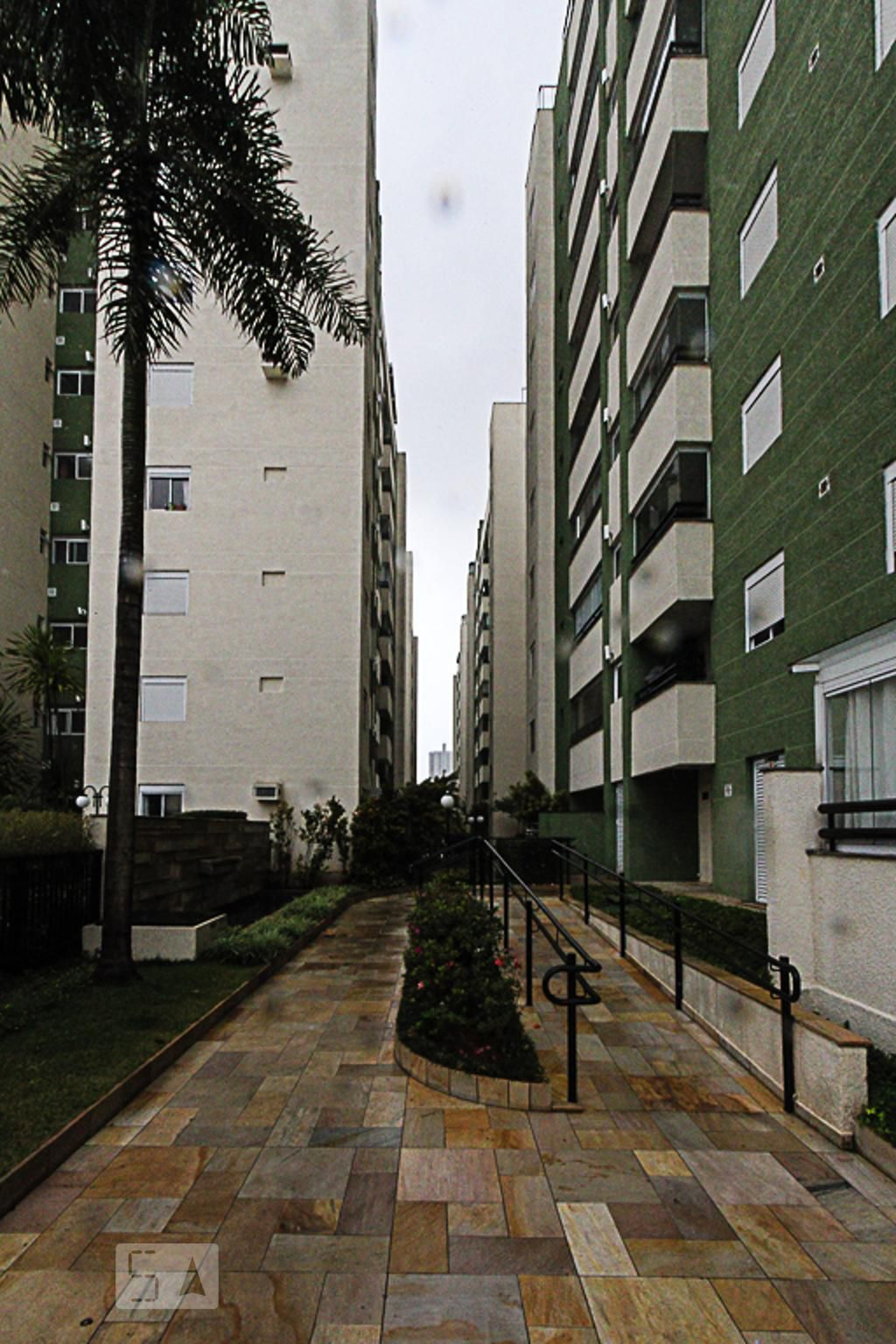 Fachada Condomínio em Rua Carlos Silva, 495