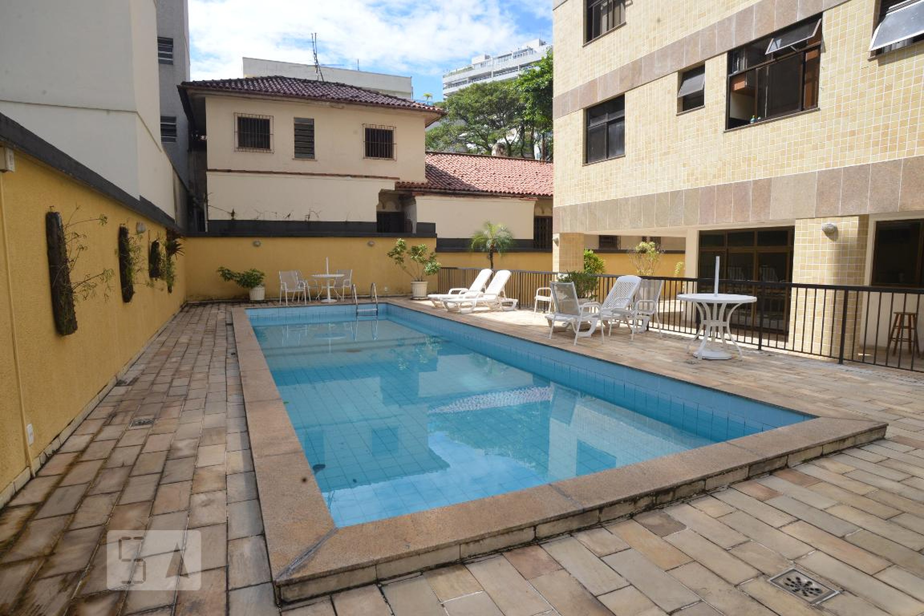 Piscina - Pablo Neruda