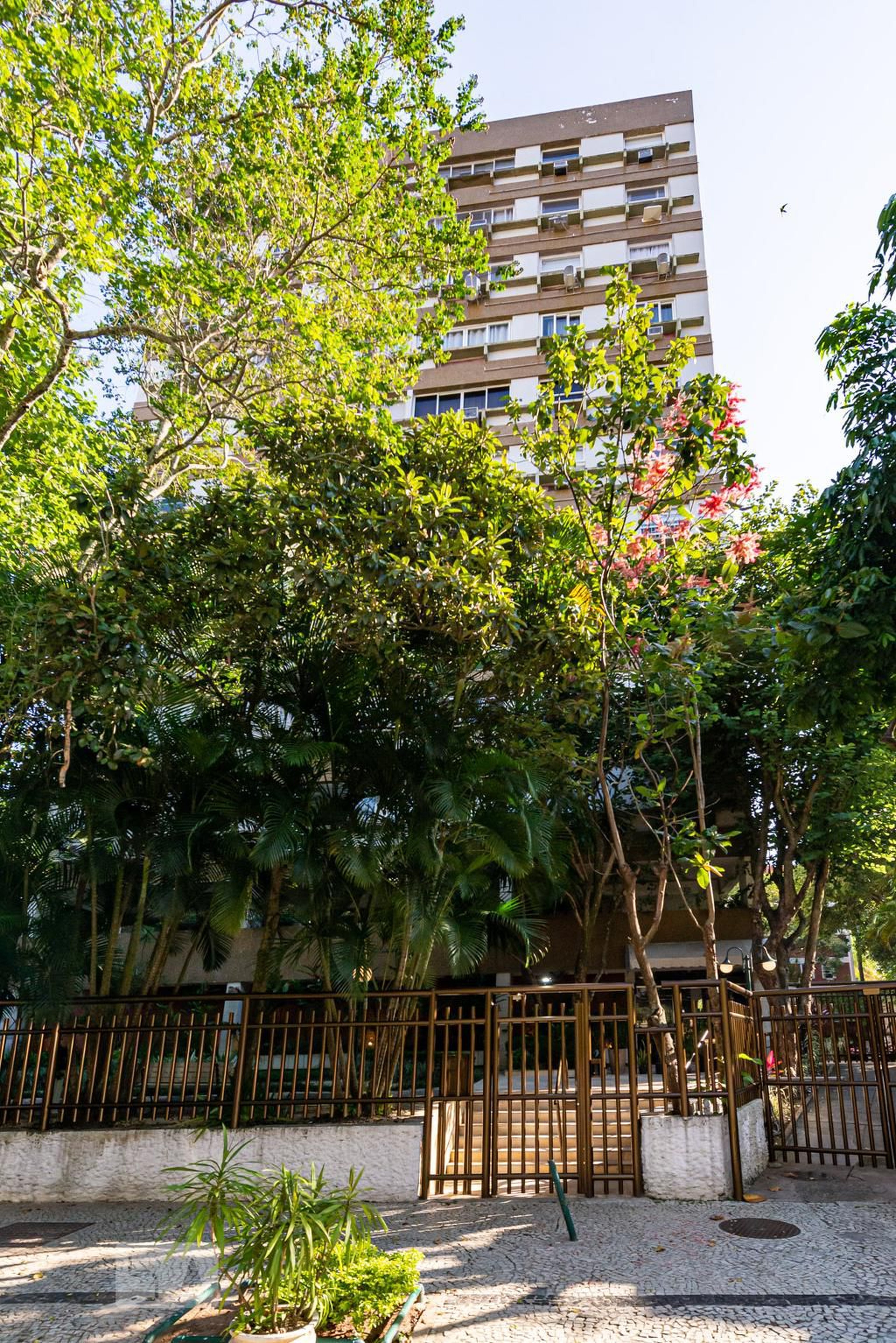 Fachada Condomínio em Rua Duque Estrada, 31