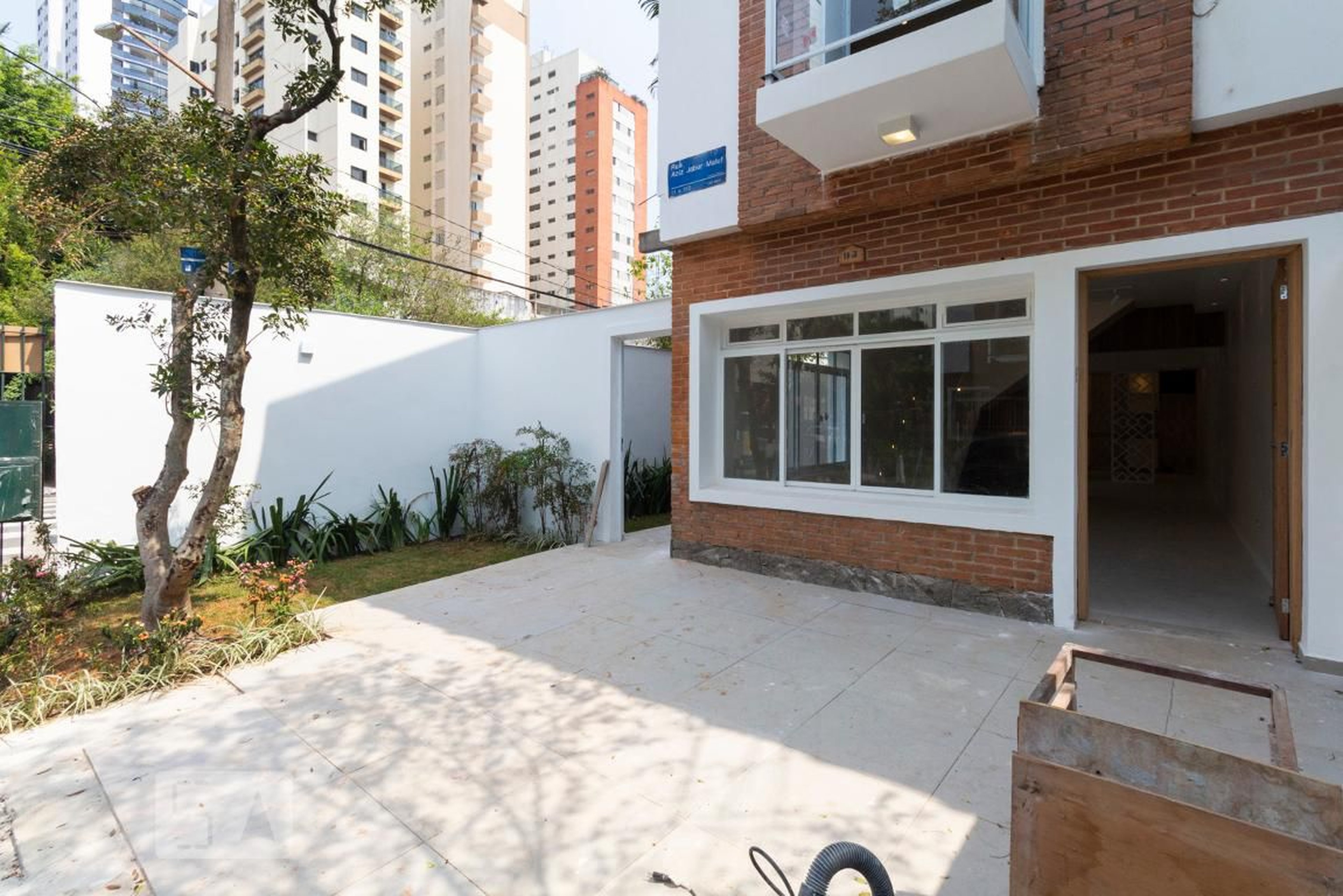 Fachada Condomínio em Rua Aziz Jabur Maluf, 93