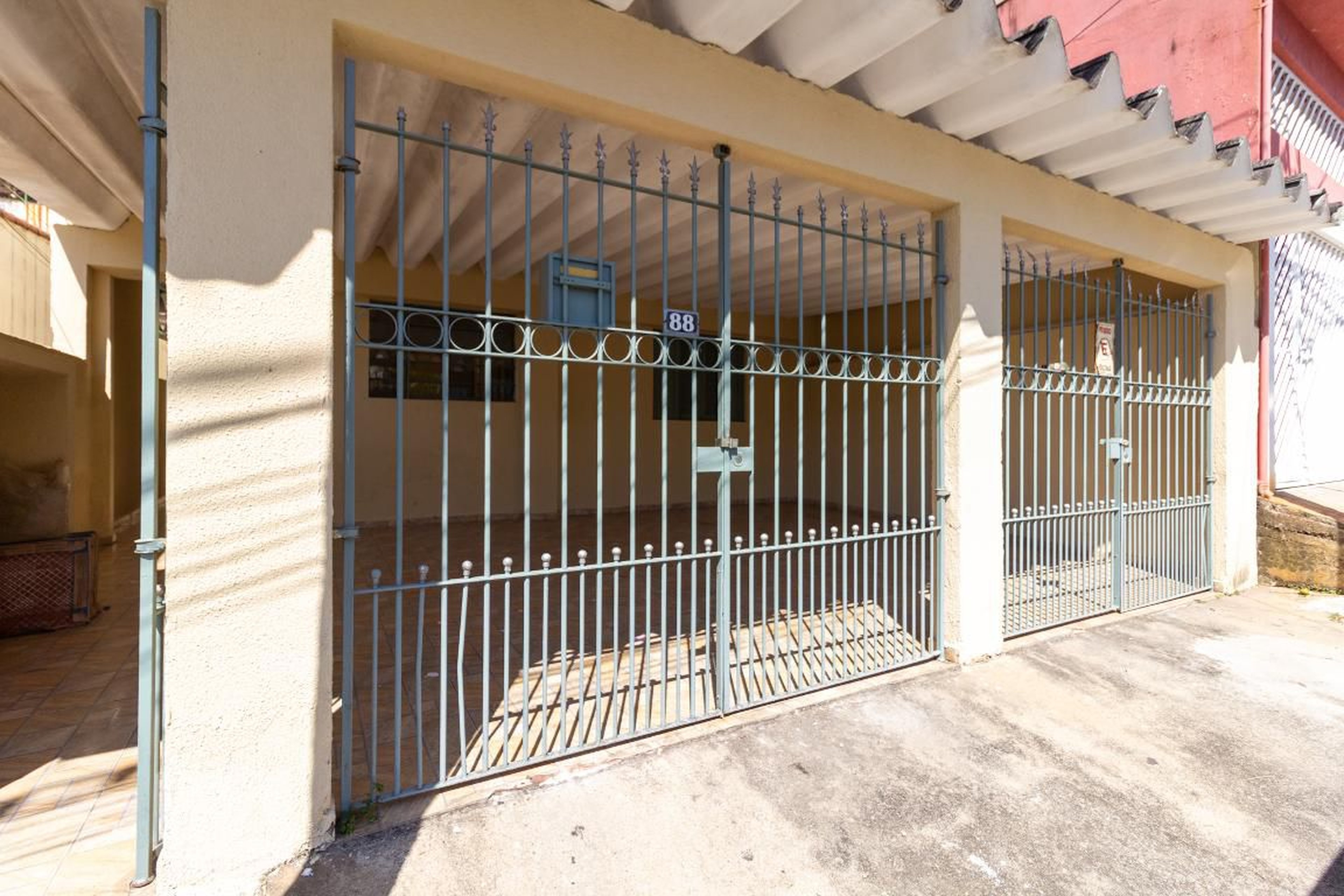 Fachada Condomínio em Rua Elias Acras, 88