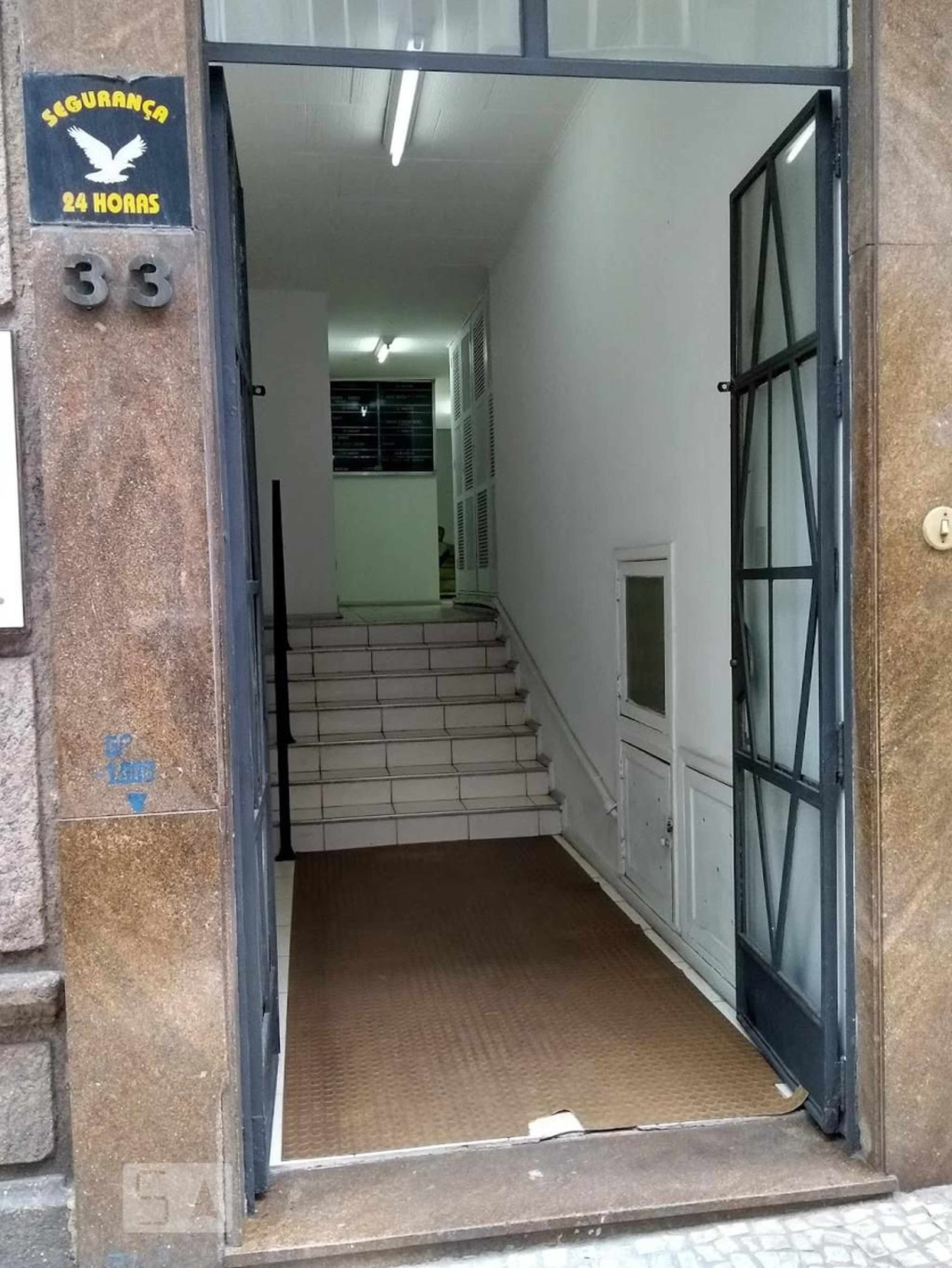 Entrada do prédio Condomínio em Rua das Marrecas, 33
