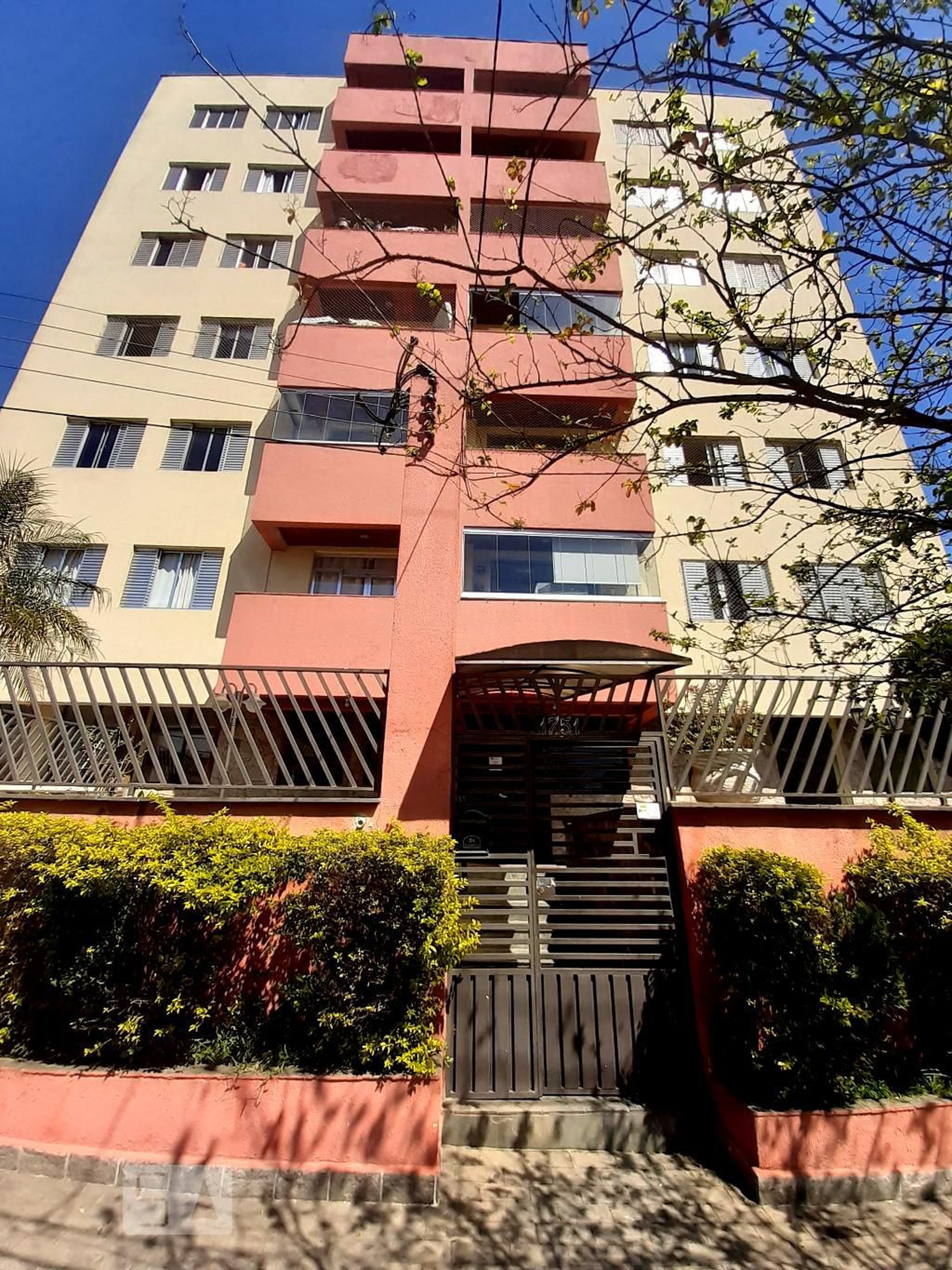 Fachada do Condomínio Condomínio Petit Village