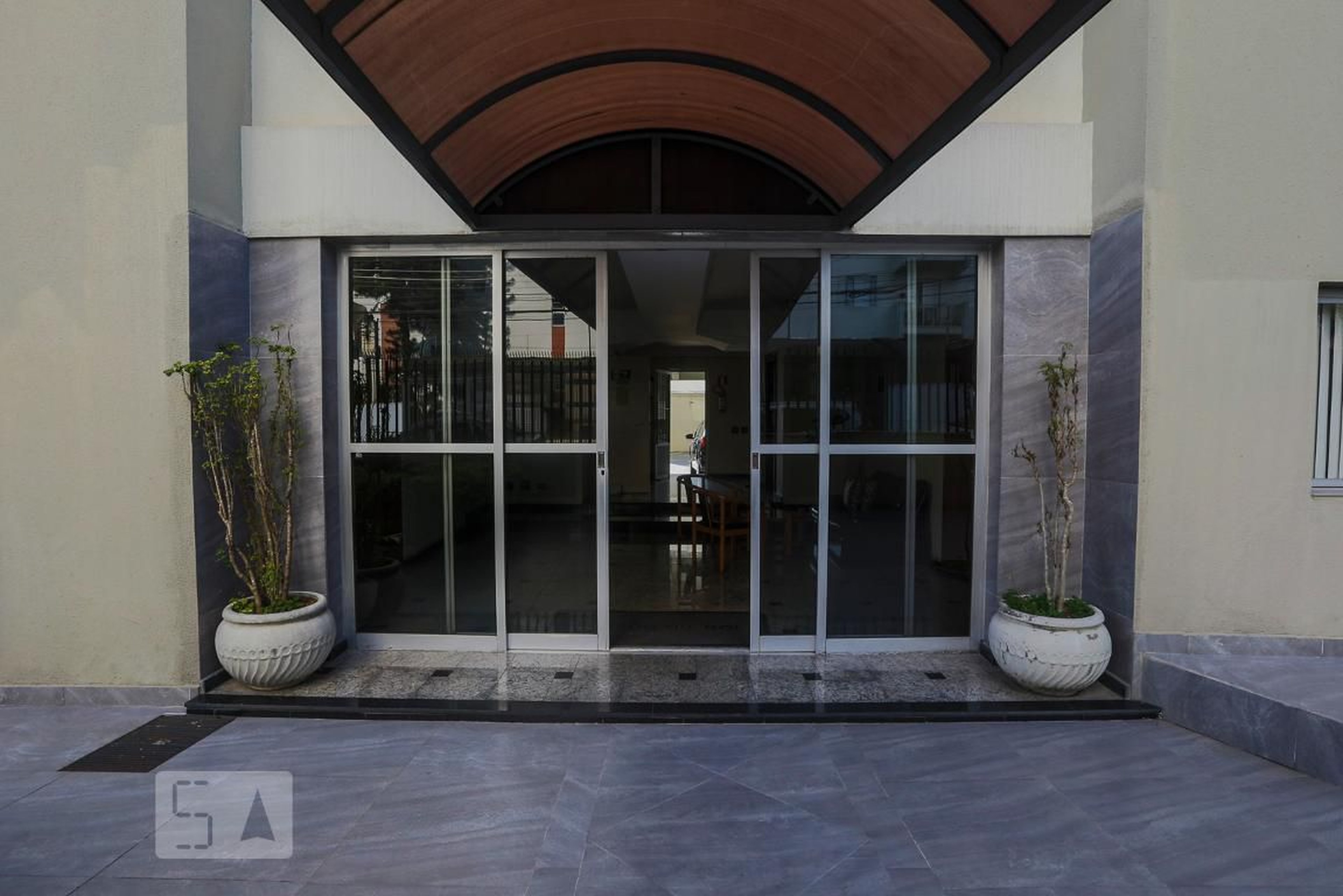 Entrada do Predio - Maison Du Roi