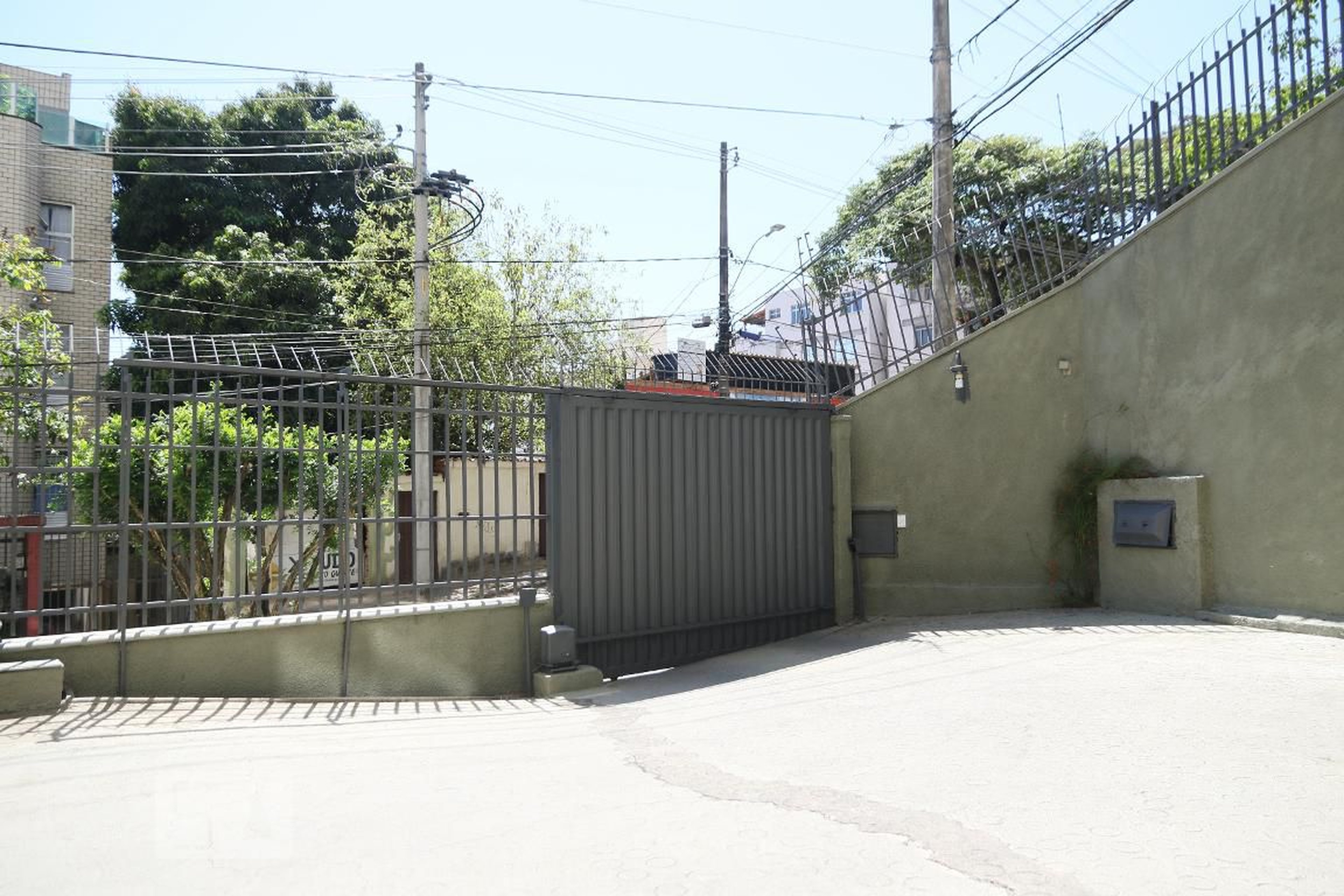 Entrada Condomínio em Rua Tupaciguara, 183