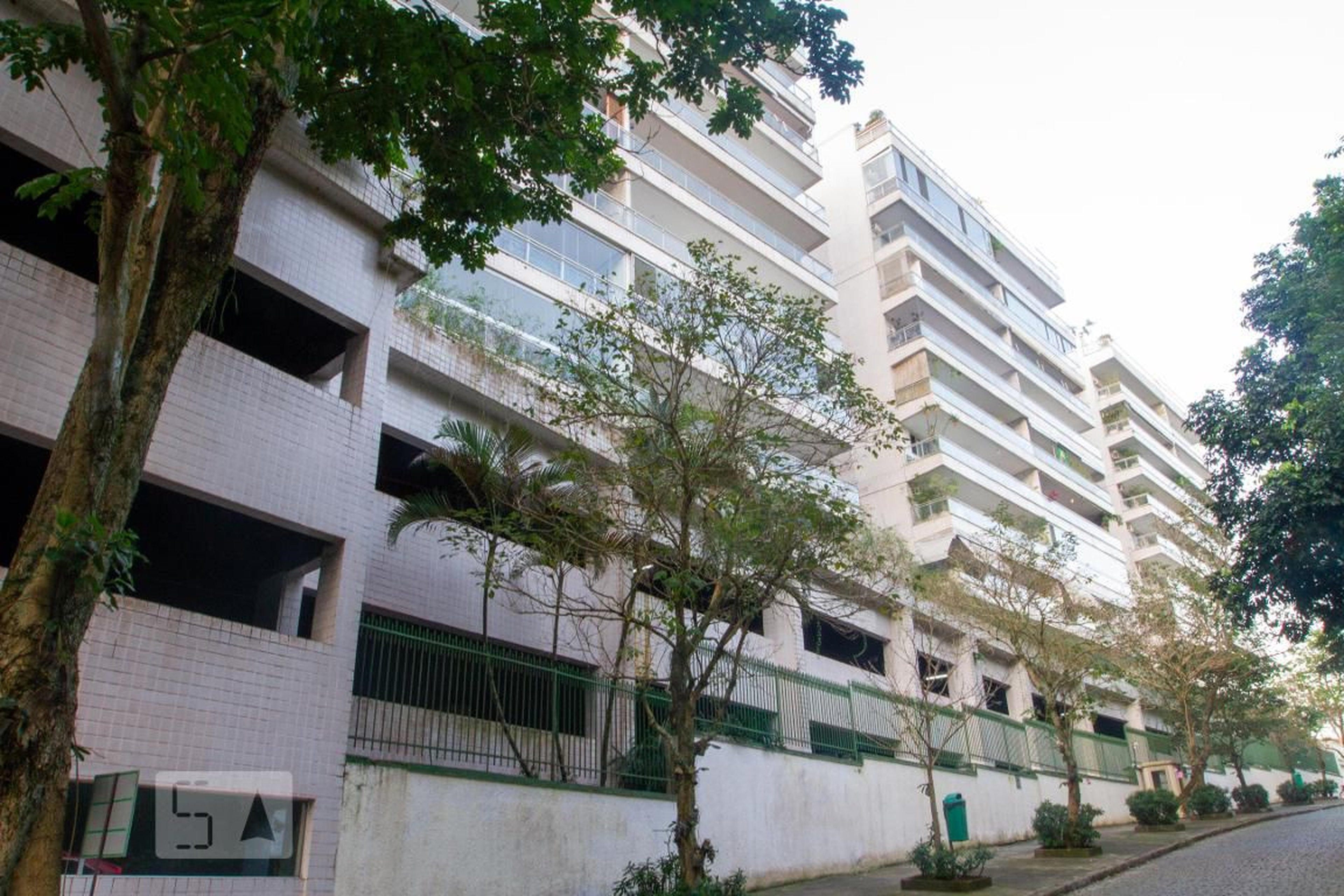 Fachada do Condomínio Condomínio Alto Leblon