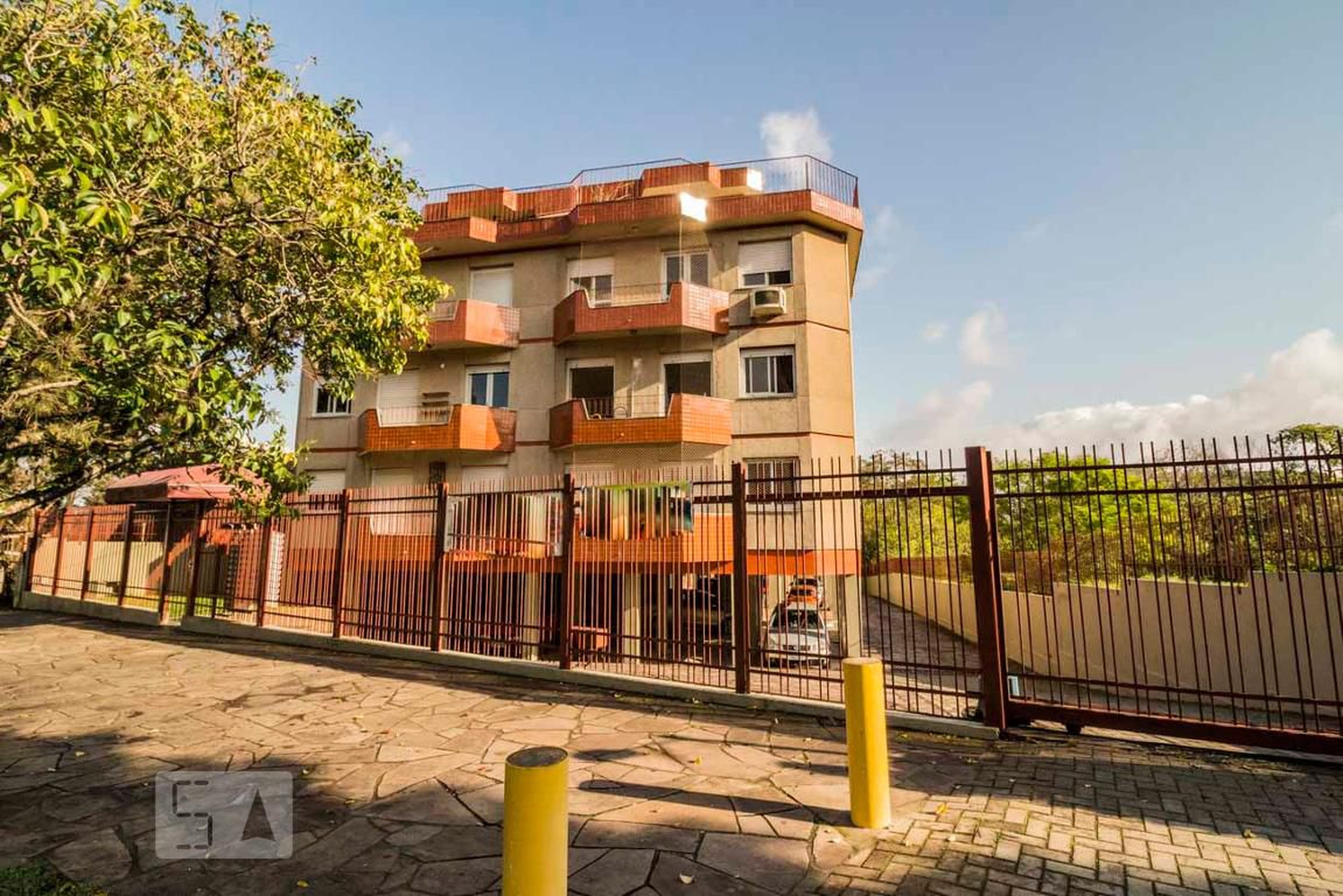 Fachada Condomínio em Rua Intendente Alfredo Azevedo, 780