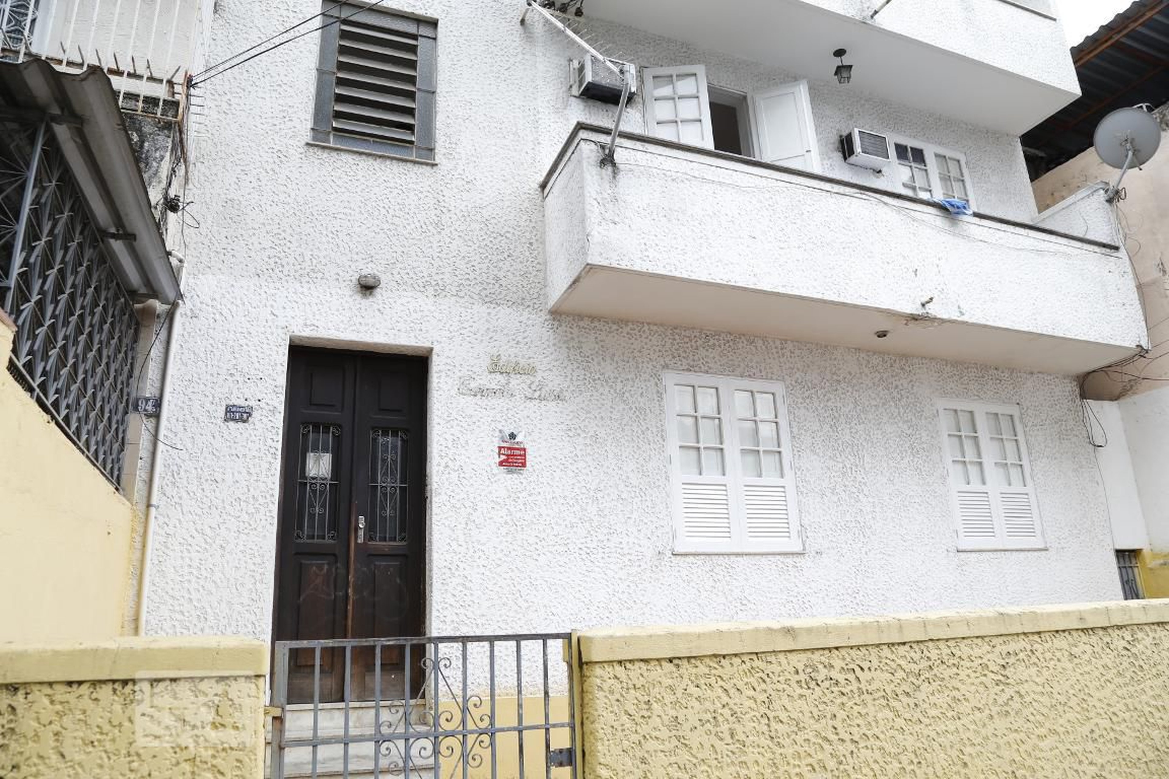 fachada Condomínio em Rua Mendes Taváres, 94